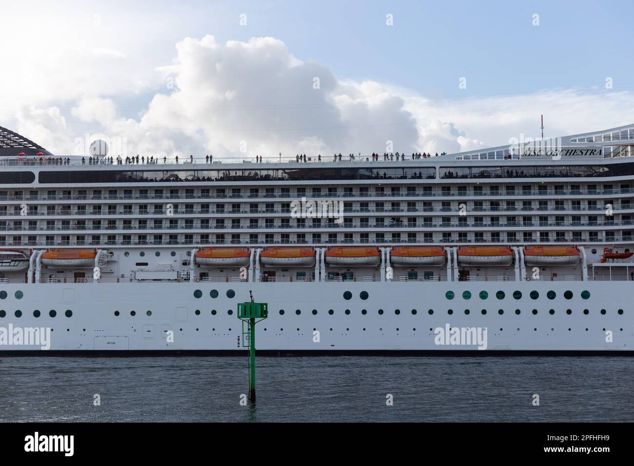 Durban, KwaZulu-Natal, Sudafrica - Marzo 17th 2023: Nave da crociera MSC Orchestra in arrivo al porto di Durban. Foto Stock