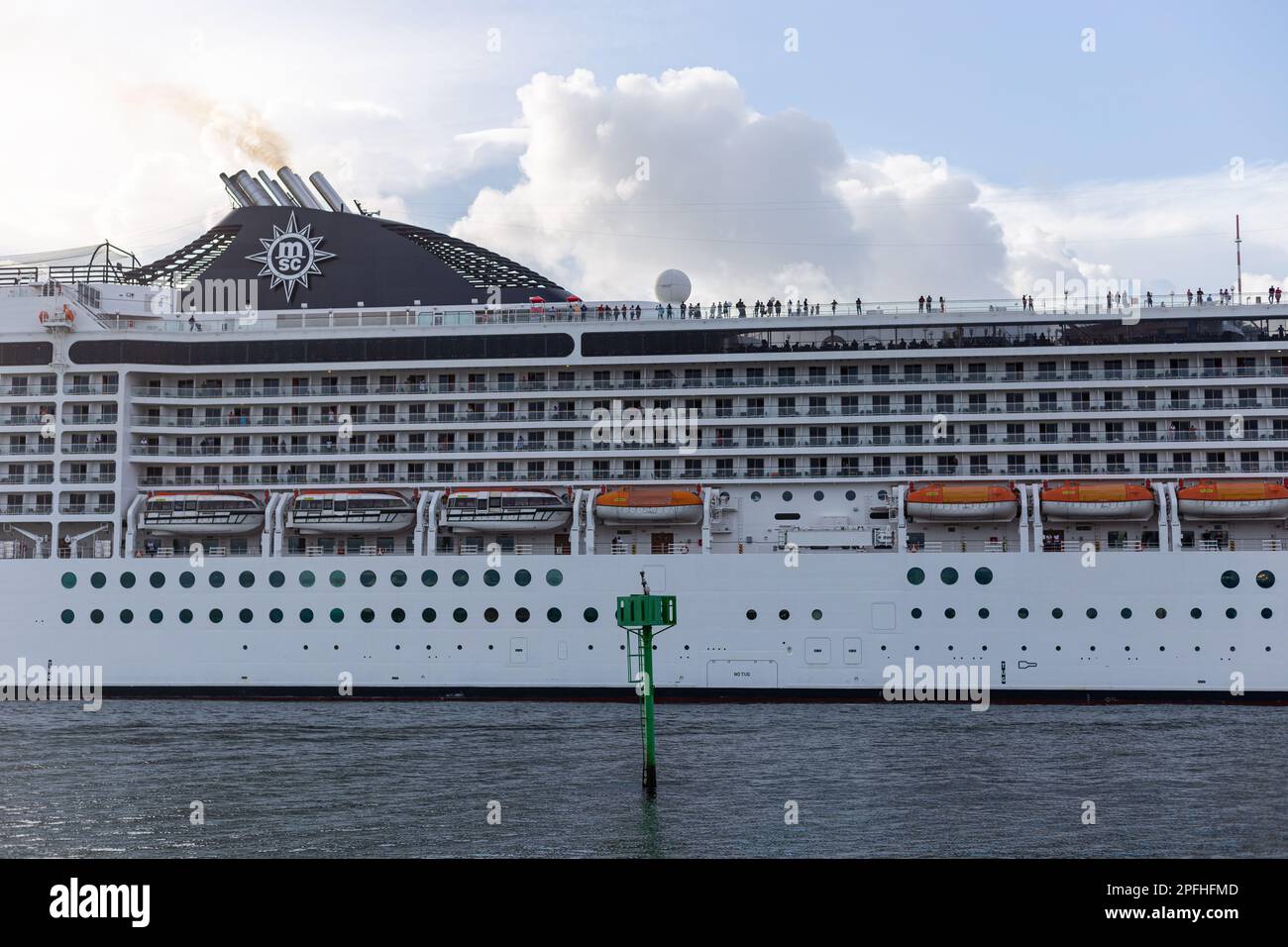 Durban, KwaZulu-Natal, Sudafrica - Marzo 17th 2023: Nave da crociera MSC Orchestra in arrivo al porto di Durban. Foto Stock