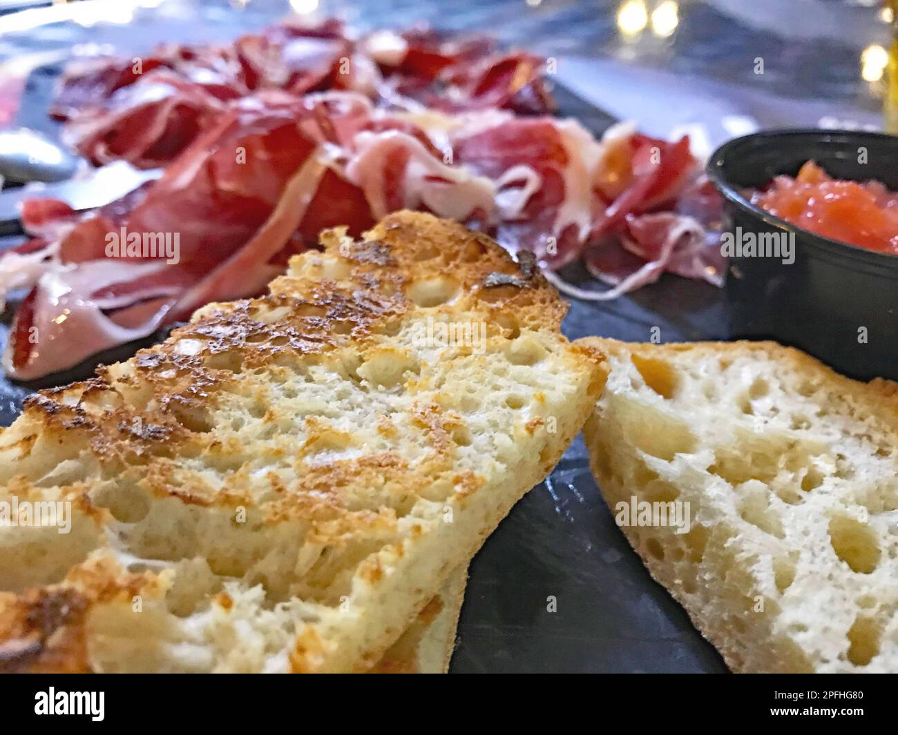 Brindisi con il jamon in un ristorante a Toledo, Castilla-la Mancha, Spagna ed Europa Foto Stock