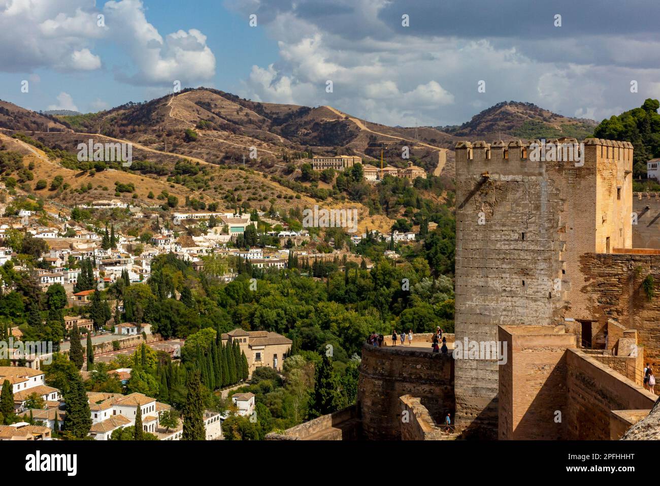 Torri e mura moresche al Palazzo dell'Alhambra a Granada Andalucia Spagna, patrimonio dell'umanità dell'UNESCO e importante attrazione turistica. Foto Stock