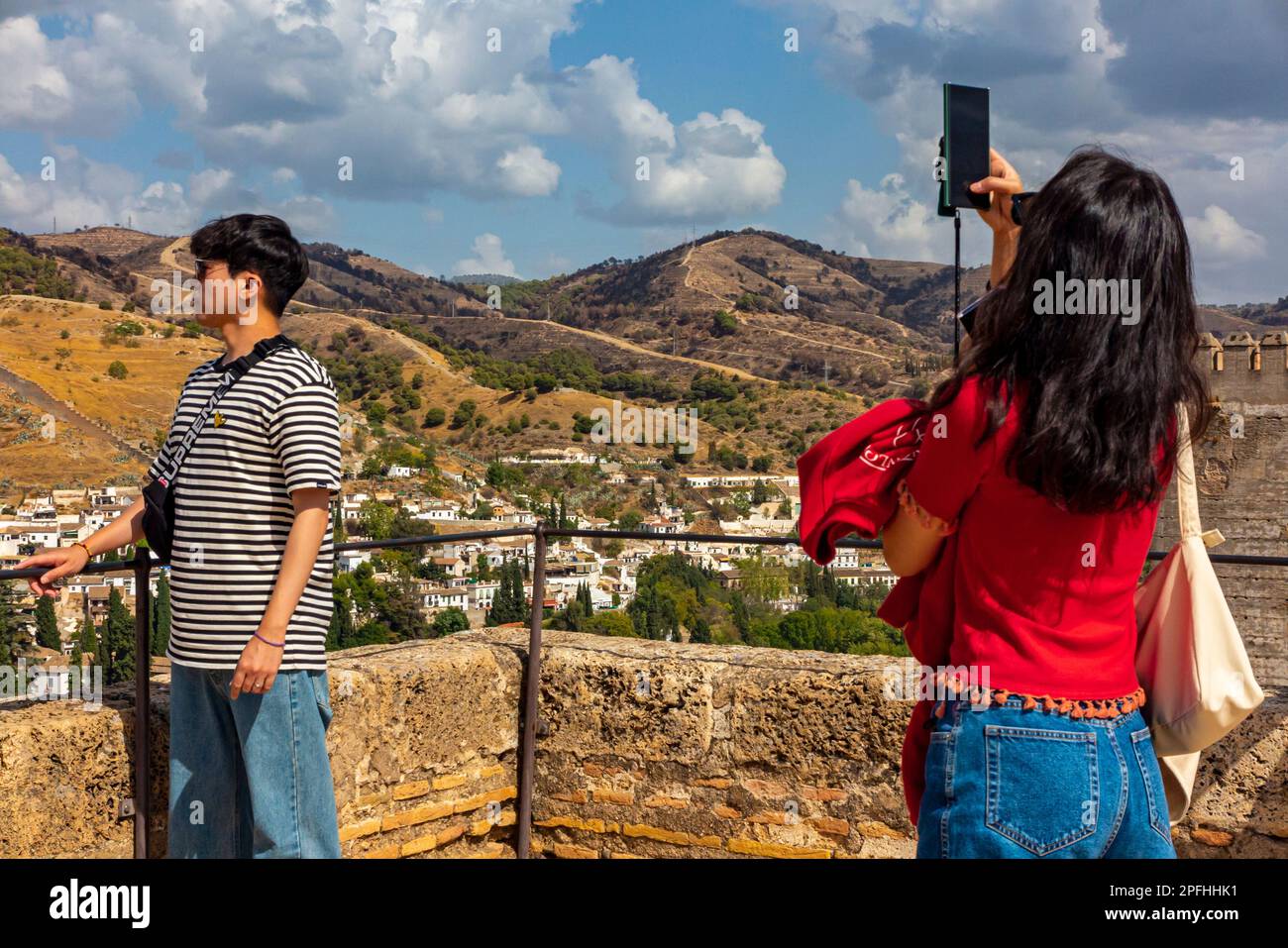 I turisti che visitano il Palazzo dell'Alhambra a Granada Andalucia Spagna, un sito patrimonio dell'umanità dell'UNESCO e una delle principali attrazioni turistiche Foto Stock