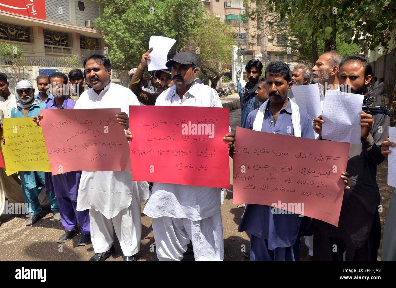 I residenti di Husri stanno organizzando una manifestazione di protesta contro le rapine e l'alta impiccagione della polizia, al press club di Hyderabad venerdì 17 marzo 2023. Foto Stock