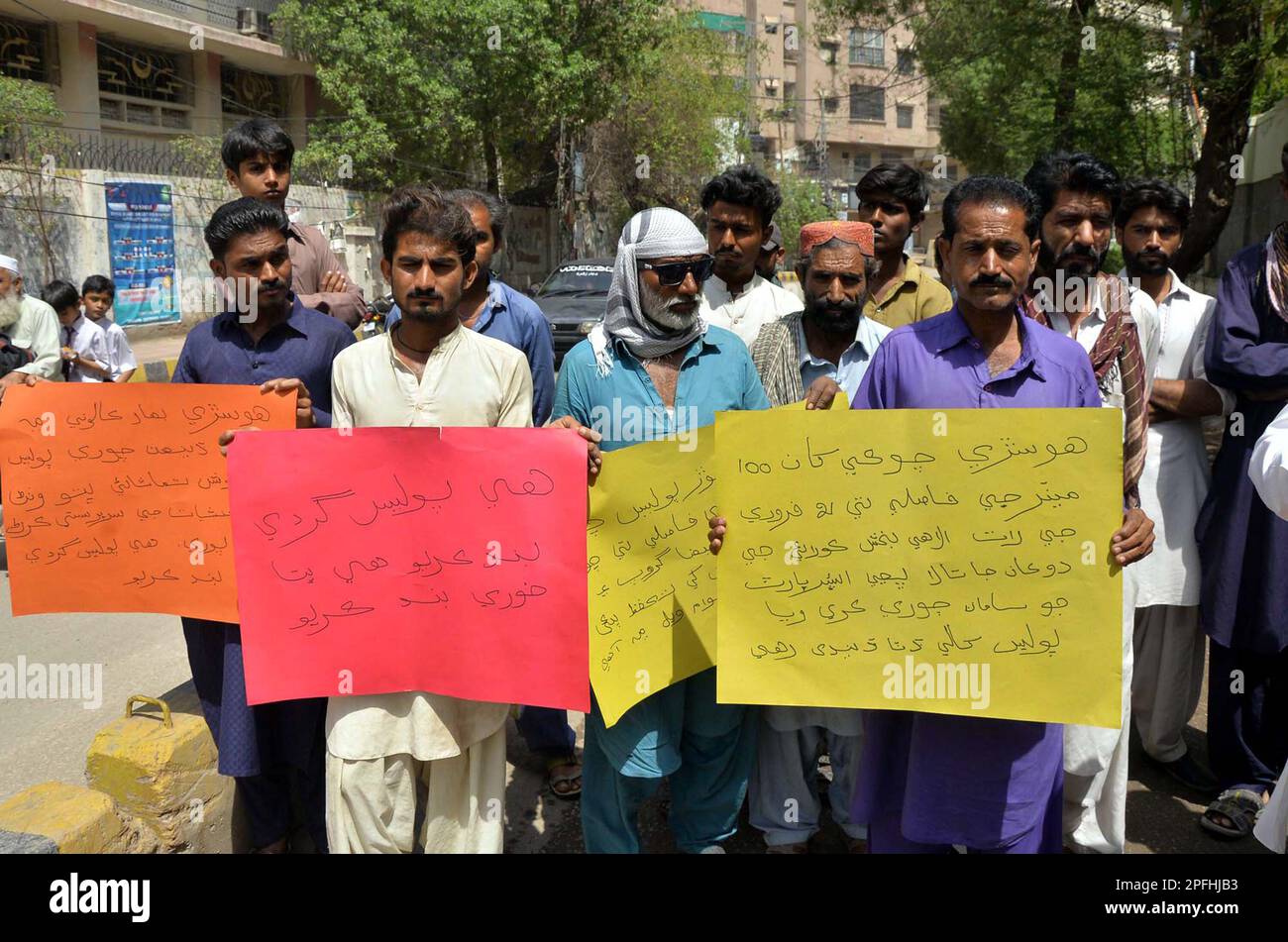 I residenti di Husri stanno organizzando una manifestazione di protesta contro le rapine e l'alta impiccagione della polizia, al press club di Hyderabad venerdì 17 marzo 2023. Foto Stock