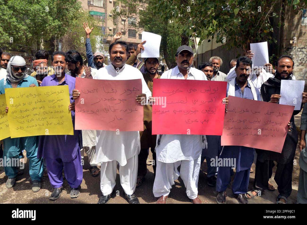 I residenti di Husri stanno organizzando una manifestazione di protesta contro le rapine e l'alta impiccagione della polizia, al press club di Hyderabad venerdì 17 marzo 2023. Foto Stock