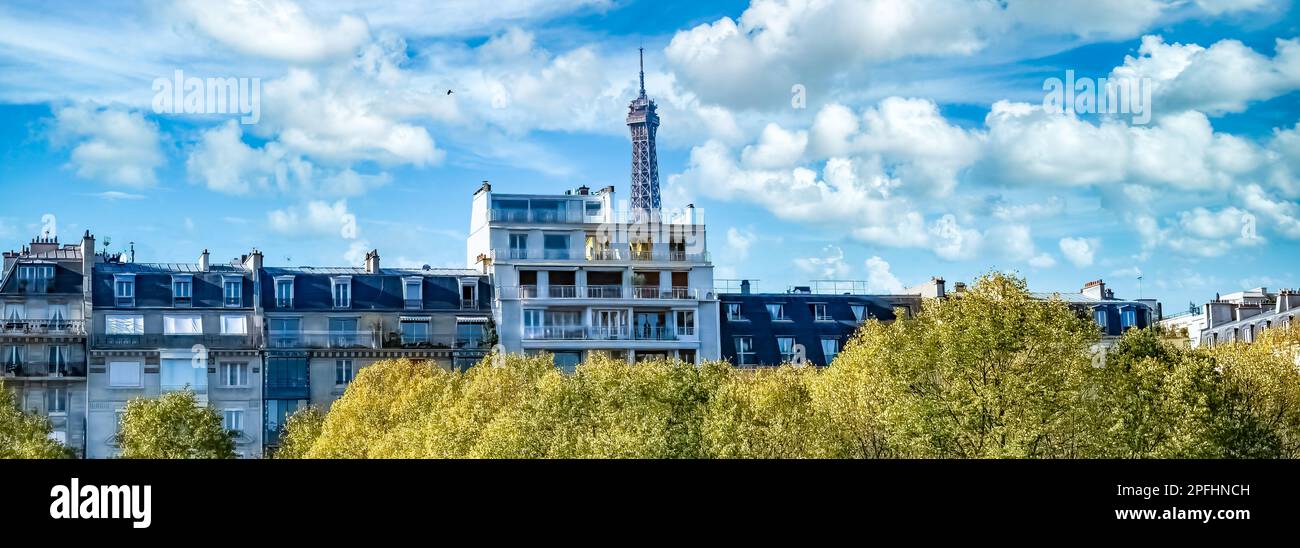 Parigi, la Torre Eiffel, con edifici di lusso, al prato Invalides, nel 7e ° arrondissement Foto Stock