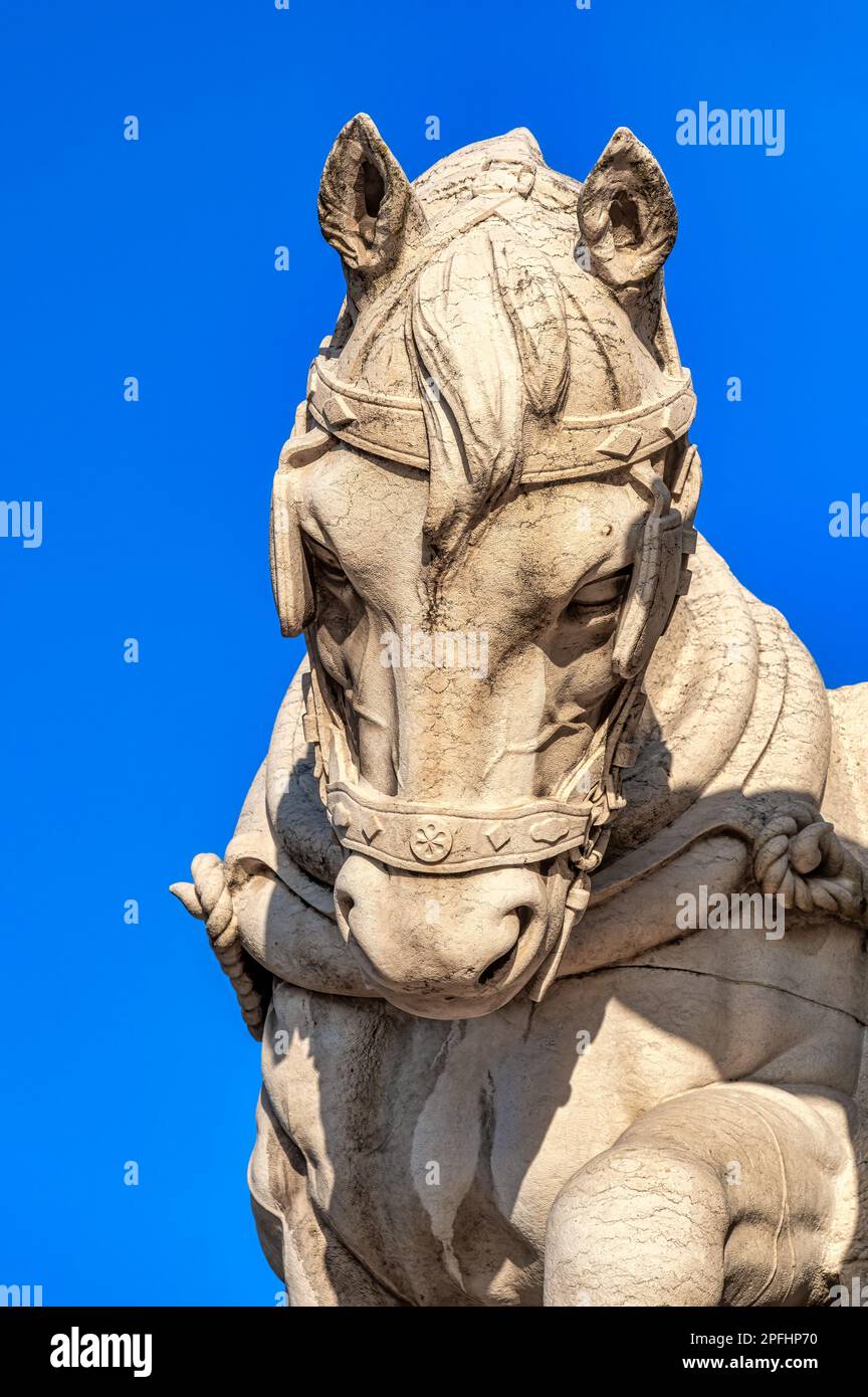 Decorazione in pietra intagliata nella parte inferiore del monumento. Dettaglio architettonico o caratteristica di una testa di cavallo Foto Stock