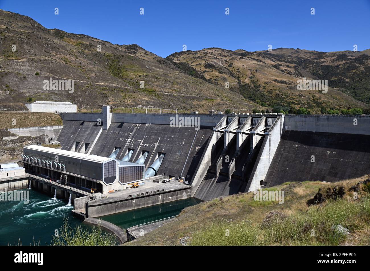 Diga di Clyde sul fiume Clutha, nel centro di Otago, Isola del Sud, Nuova Zelanda. È la più grande diga in cemento gravitazionale della Nuova Zelanda. Foto Stock