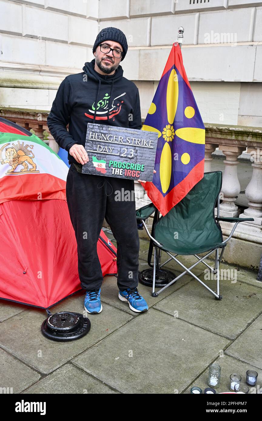 Londra, Regno Unito. Vahid Beheshti ha continuato il suo sciopero della fame al di fuori dell'Ufficio degli Esteri come ultima risorsa per proibire il corpo della Guardia rivoluzionaria dell'Iran (IRGC). Credit: michael melia/Alamy Live News Foto Stock