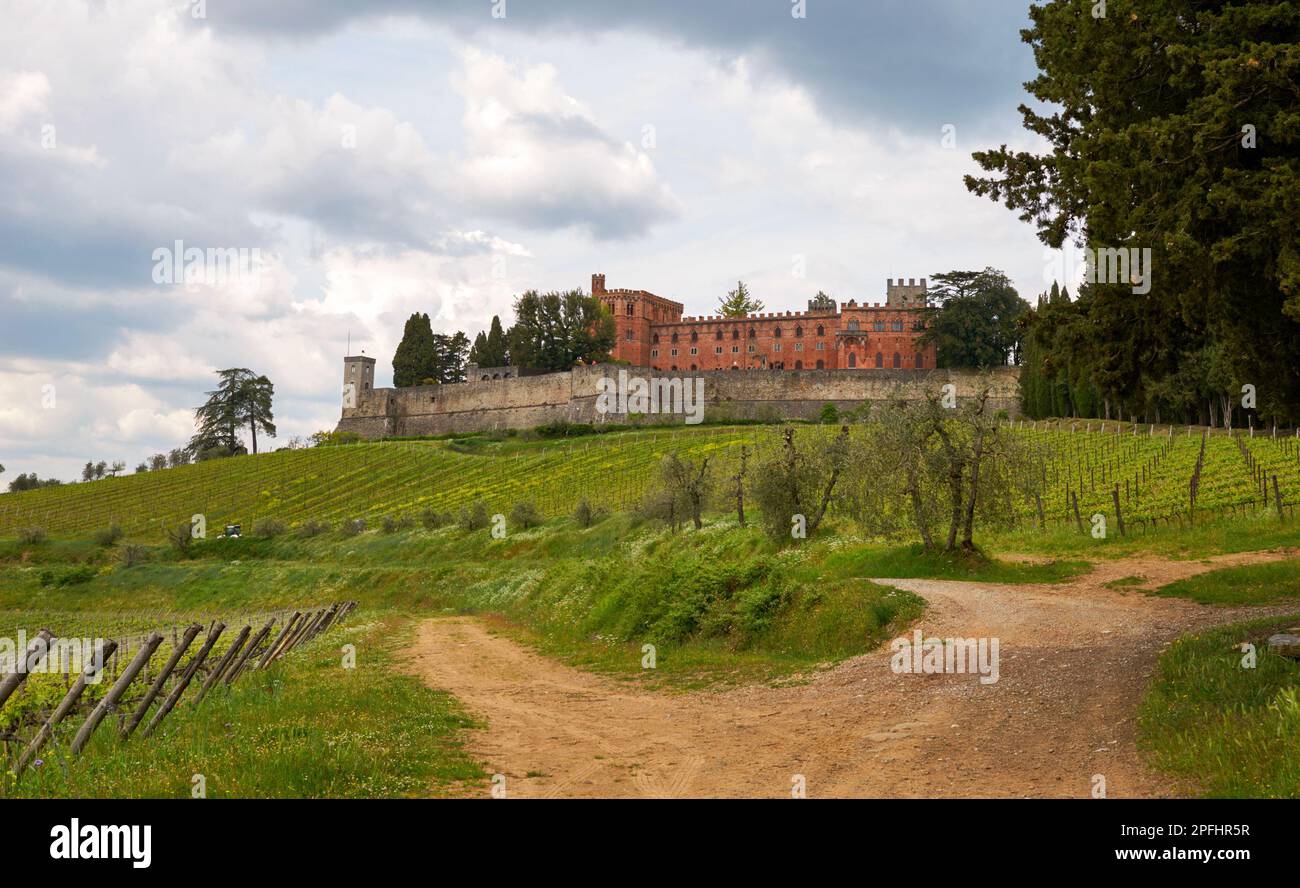 Vista sul castello di Brolio sulla strada del vino toscana (strada del Chianti), Italia Foto Stock