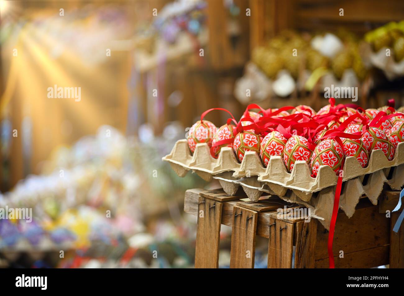 Cestino con colorato e dipinto mercato delle uova di Pasqua a Vienna Foto Stock