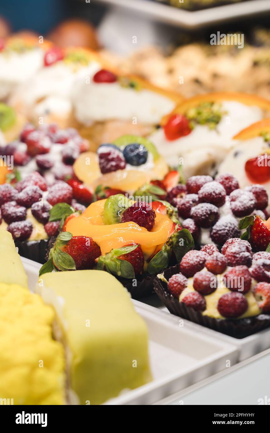 Panetteria italiana, finestra di dessert in una pasticceria. Prodotti freschi e gustosi Foto Stock