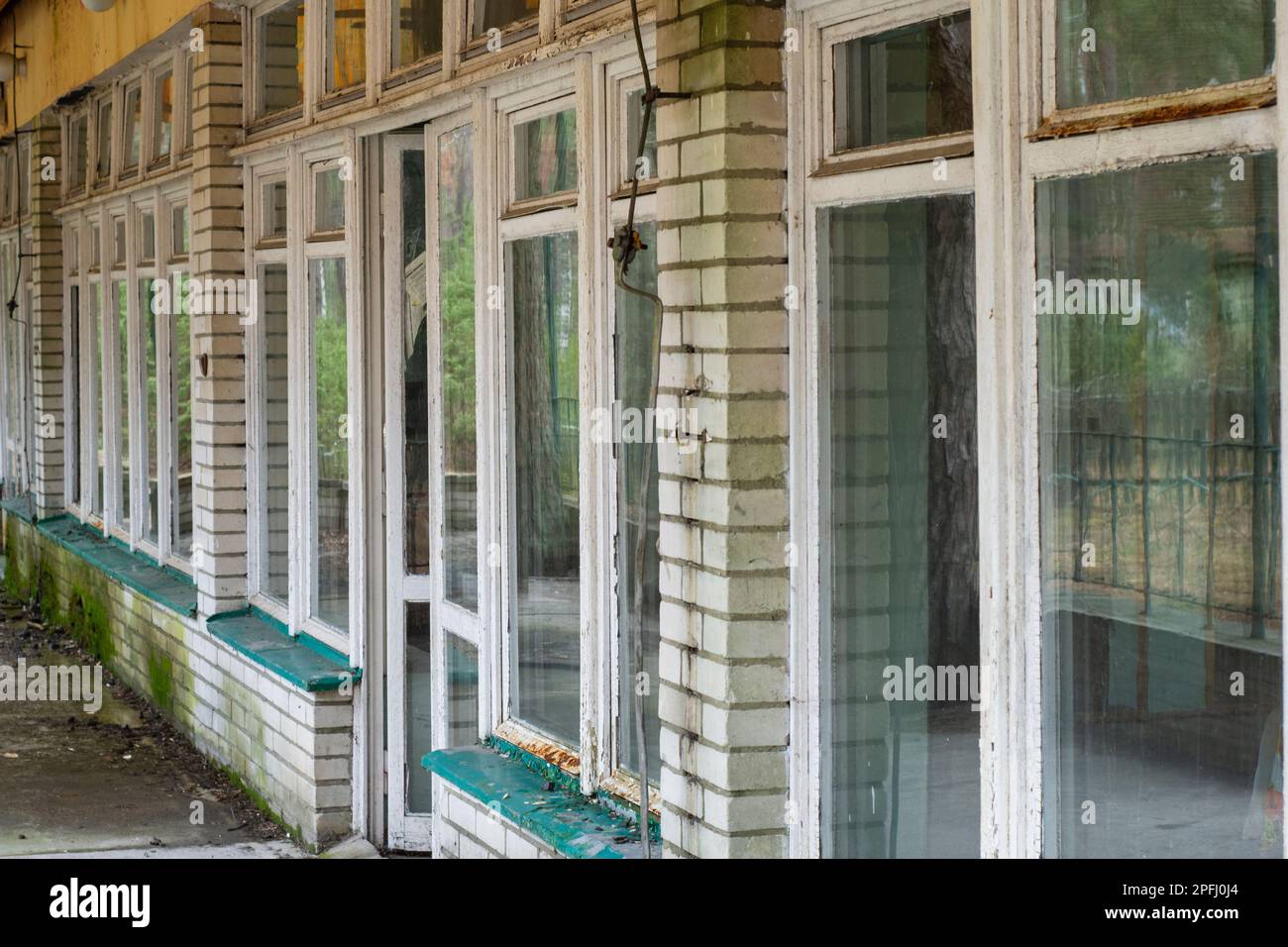 Una vista interessante delle vecchie finestre in un edificio dimenticato nello stile degli anni '80, urbex. Foto Stock