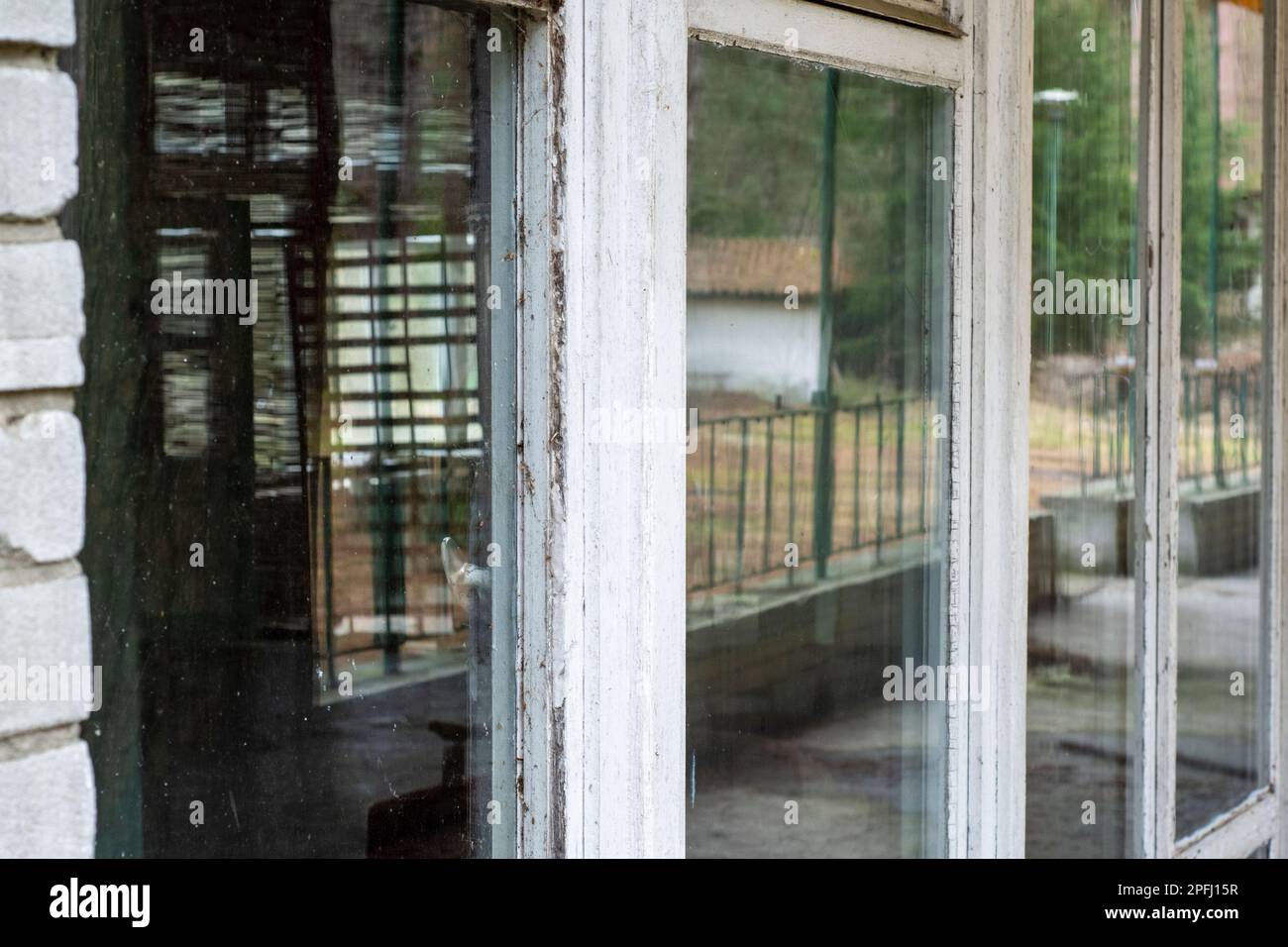 Una vista interessante delle vecchie finestre in un edificio dimenticato nello stile degli anni '80, urbex. Foto Stock