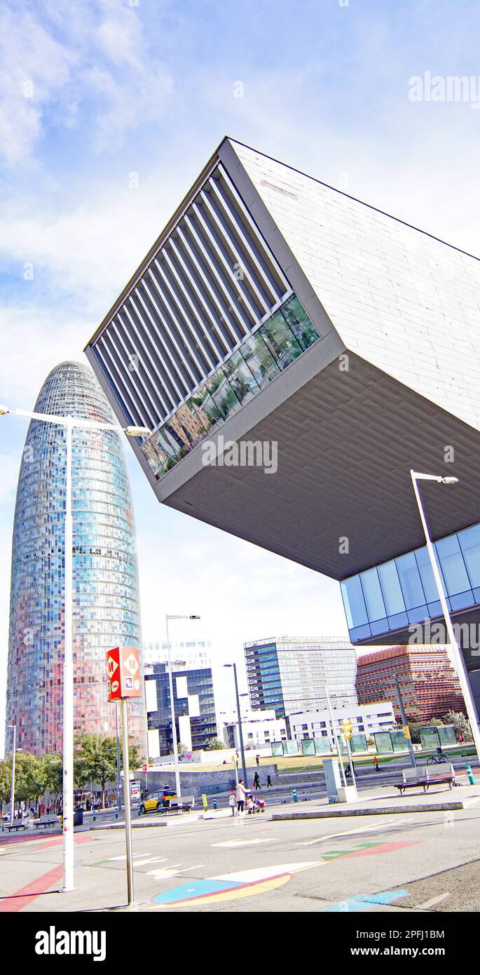Torre Agbar e Museu del Disseny a Barcellona, Catalunya, Spagna, Europa Foto Stock