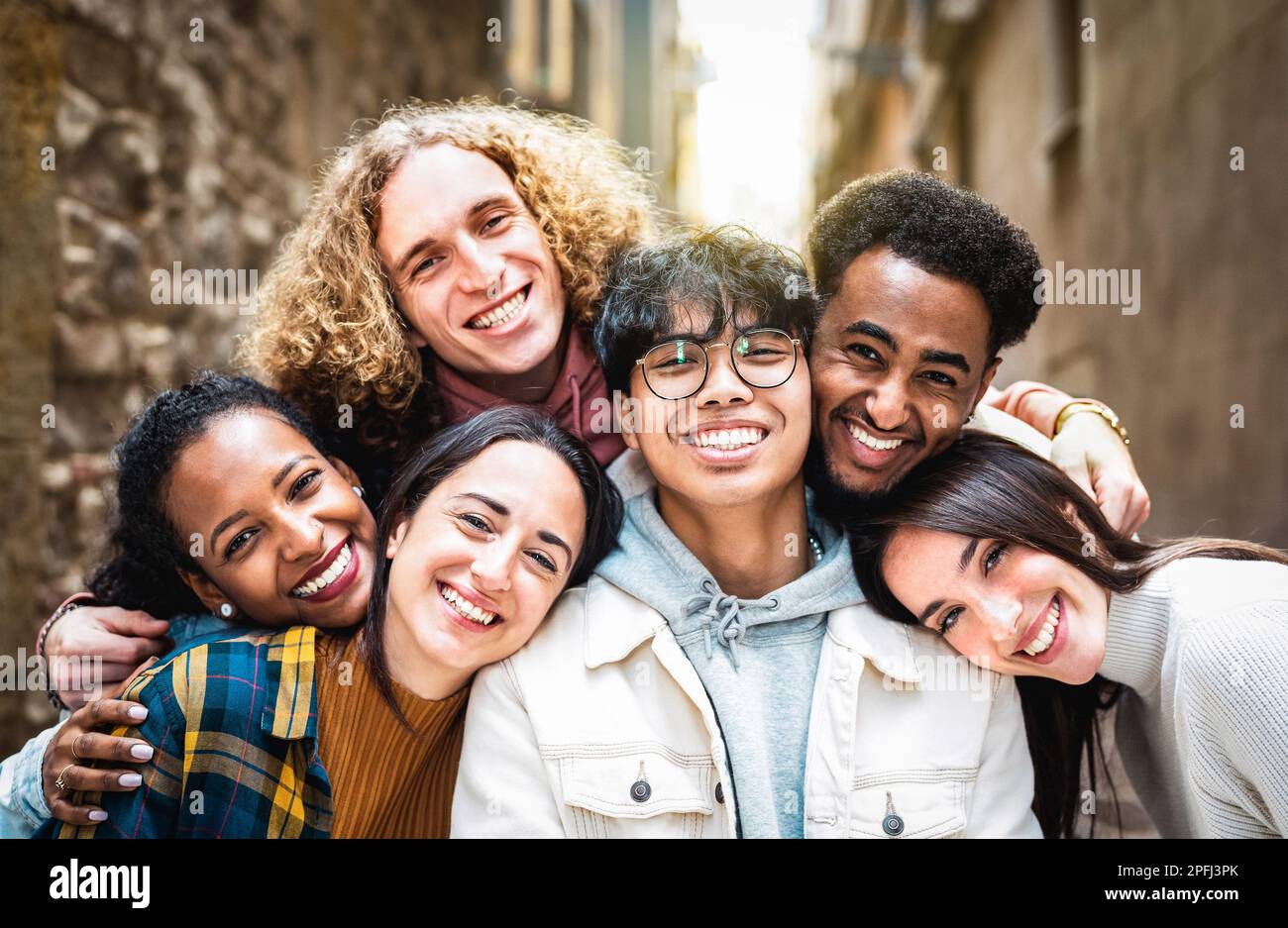 Ragazzi e ragazze multirazziali che prendono selfie all'aperto con retroilluminazione - concetto di amicizia felice stile di vita su giovani amici multirazziali migliori divertirsi Foto Stock