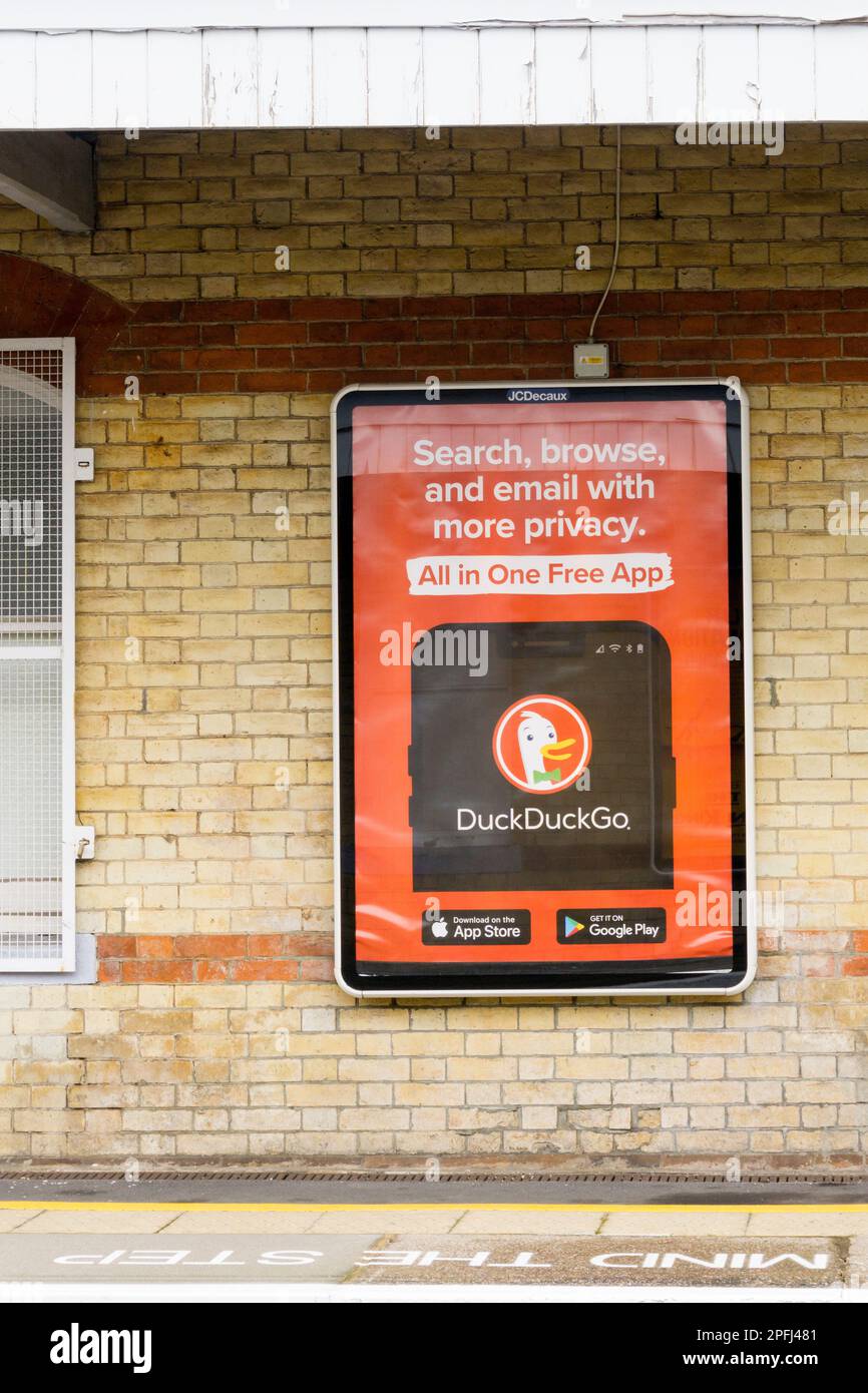 Un annuncio per l'app del motore di ricerca internet DuckDuckGo, su una stazione ferroviaria di Londra. Foto Stock