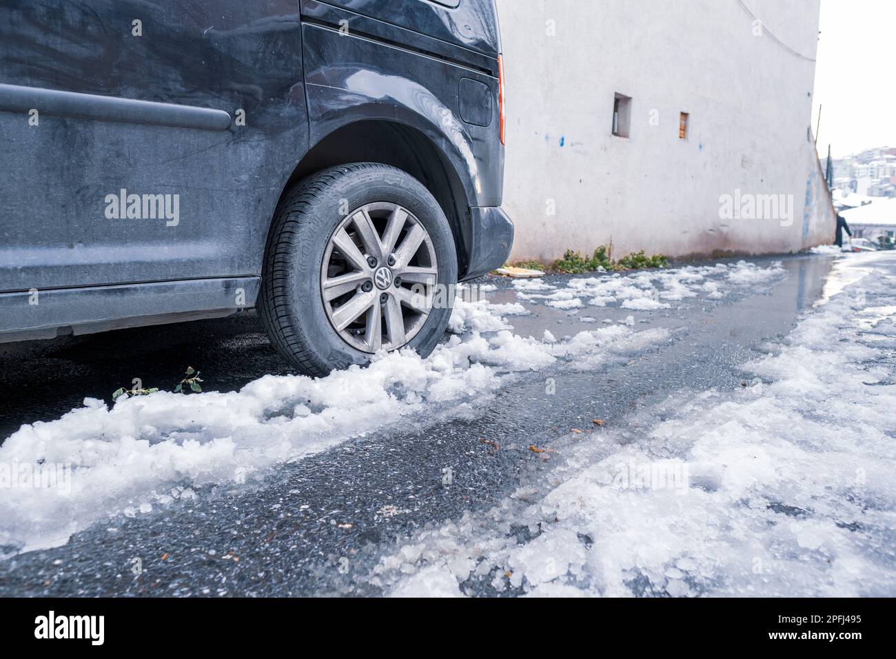 Istanbul, Turchia - 01.28.2022: Dettaglio ruota con qualche neve intorno su strada asfaltata Foto Stock