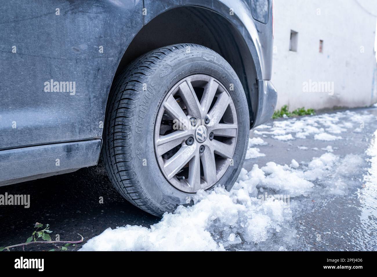 Istanbul, Turchia - 01.28.2022: Ruota auto e una macchina con qualche neve intorno su strada asfaltata Foto Stock
