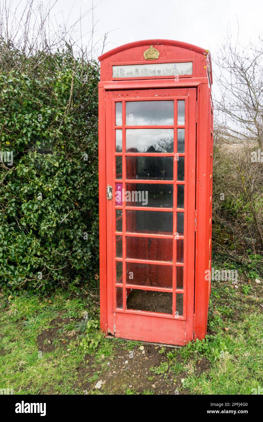 Un chiosco telefonico vuoto e inutilizzato nel villaggio Norfolk di Wolferton nella tenuta di Sandringham. Foto Stock