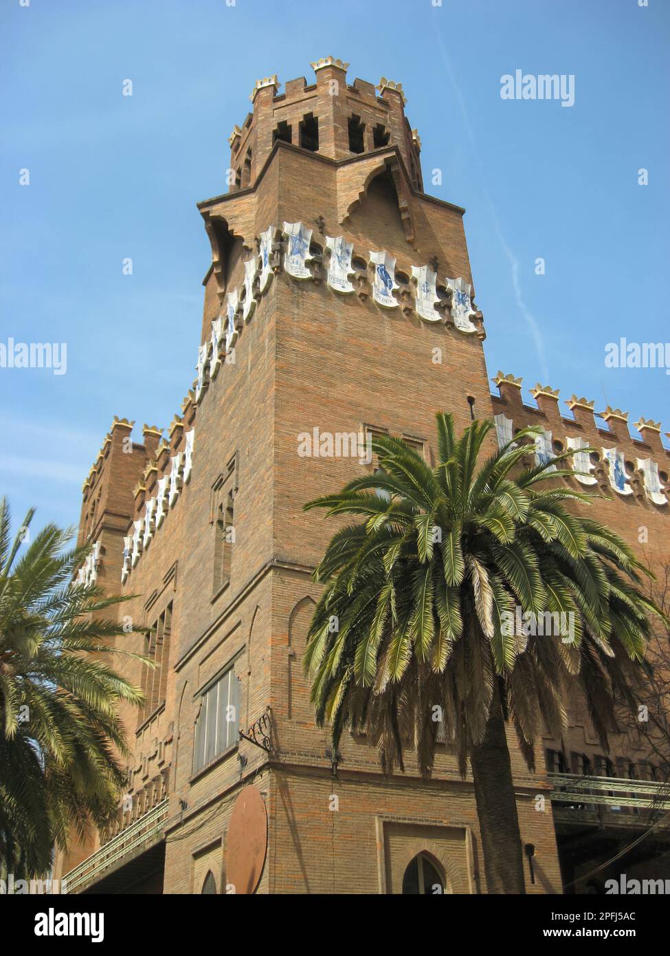 Barcellona, Spagna - 4 aprile 2011: Costruzione del Castello dei tre Dragoni con torri coronate da merli e decorazioni in ceramica blu-su-bianca Foto Stock