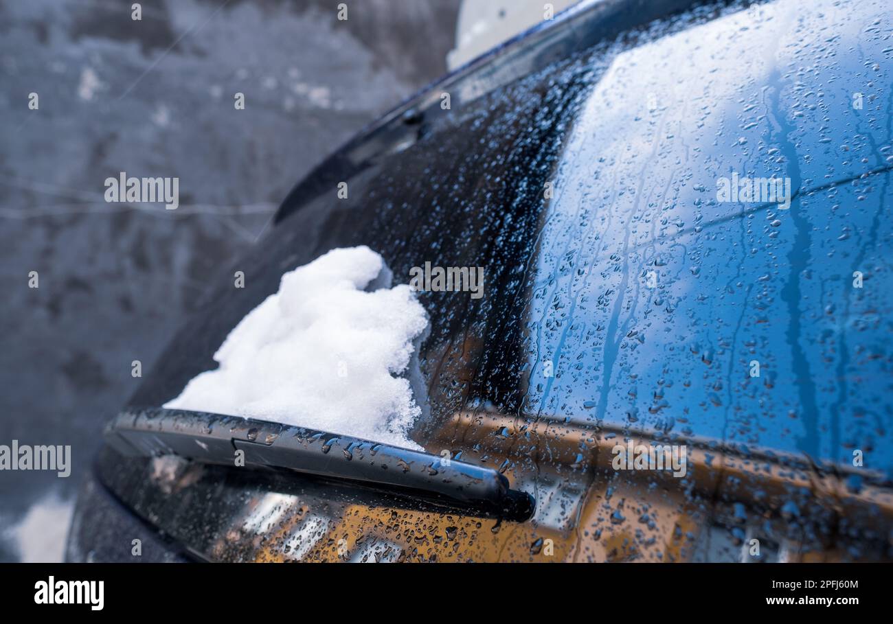 Istanbul, Turchia - 01.28.2022: Neve parti sul tergilunotto di una vettura dopo la nevicata Foto Stock