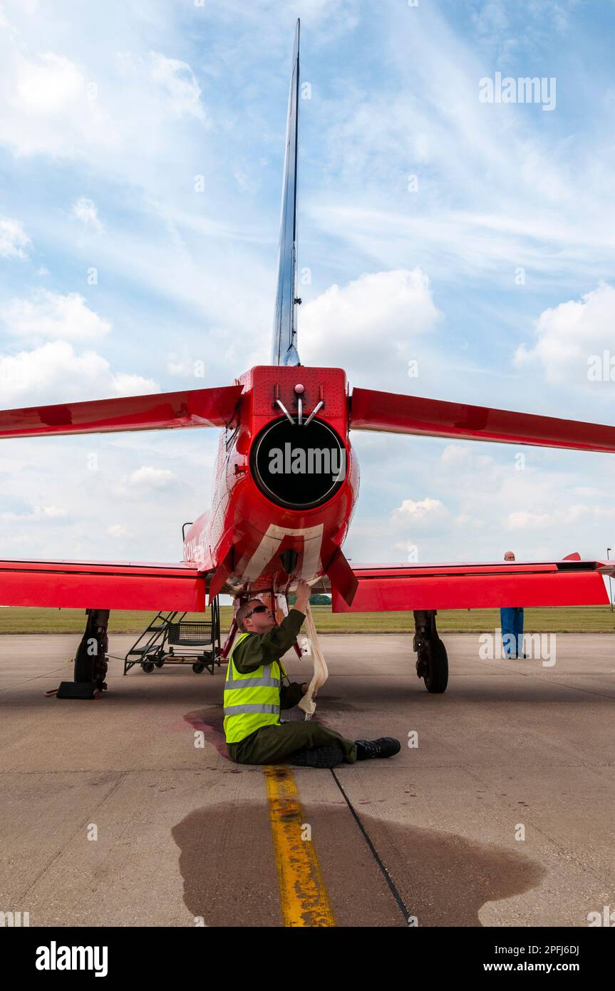 Ingegnere dell'aeronautica reale che lavora al RAF Red Arrows display team BAe Hawk T1 jet plane a RAF Scampton, Regno Unito. Personale di supporto. Tubo di scarico e tubi di fumo Foto Stock