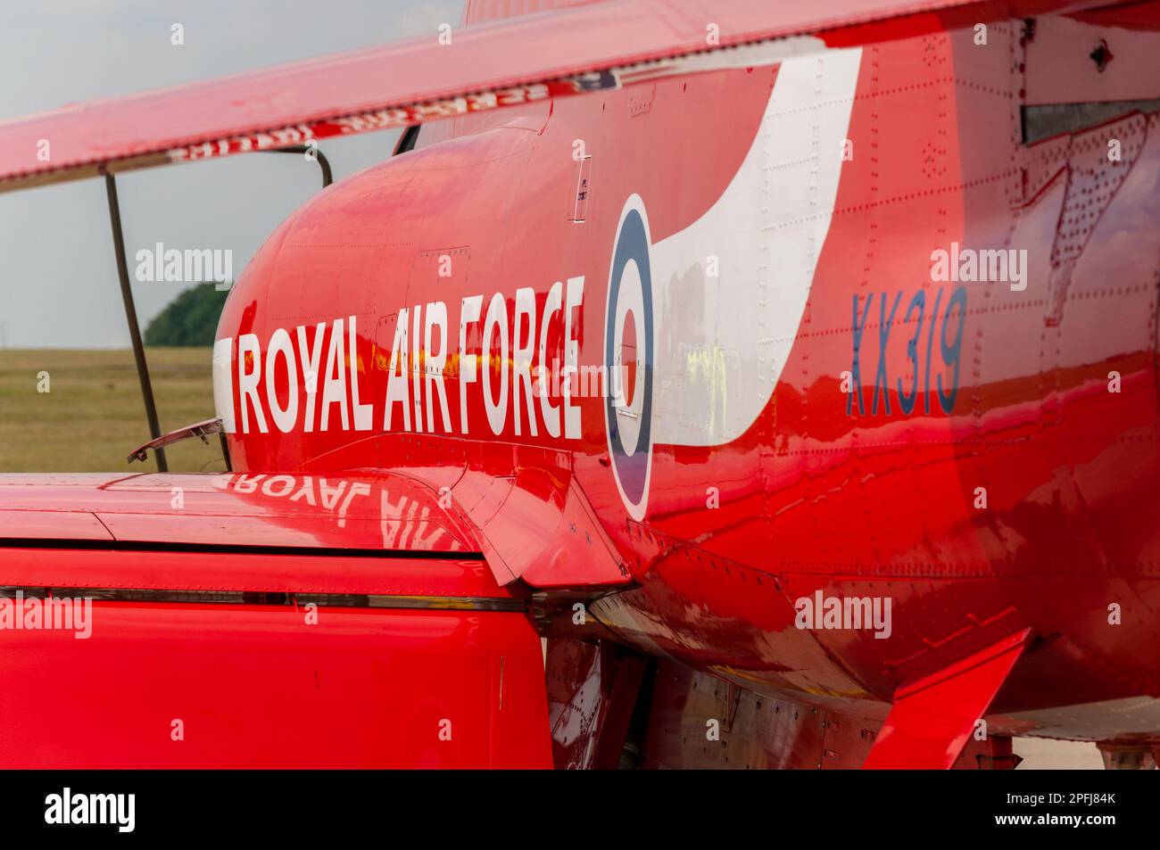 Royal Air Force Red Arrows mostra il team BAe Hawk T1 al RAF Scampton, Regno Unito. Scritta e roundel Royal Air Force sul lato del jet Foto Stock