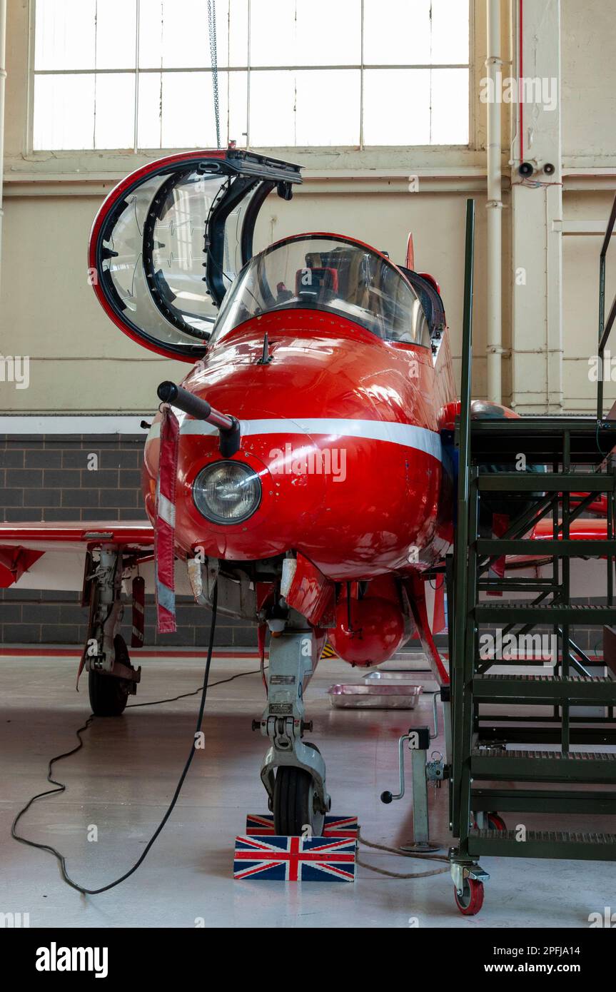 Royal Air Force Red Arrows mostra il team BAe Hawk T1 jet plane in manutenzione in un hangar al RAF Scampton. Cuneo del martinetto di Unione Foto Stock