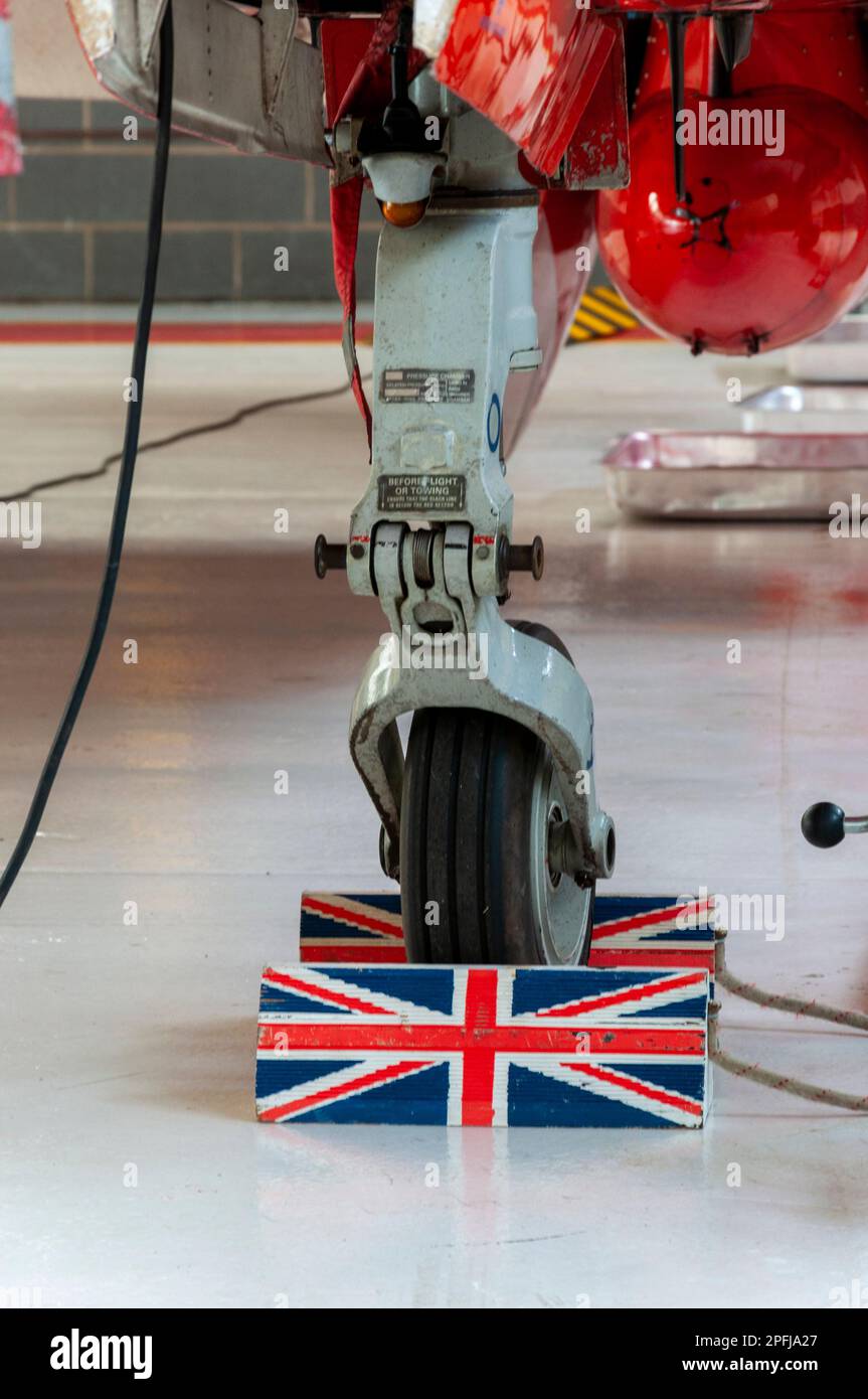 Royal Air Force Red Arrows mostra il team BAe Hawk T1 jet plane in manutenzione in un hangar al RAF Scampton. Cuneo del martinetto di Unione Foto Stock