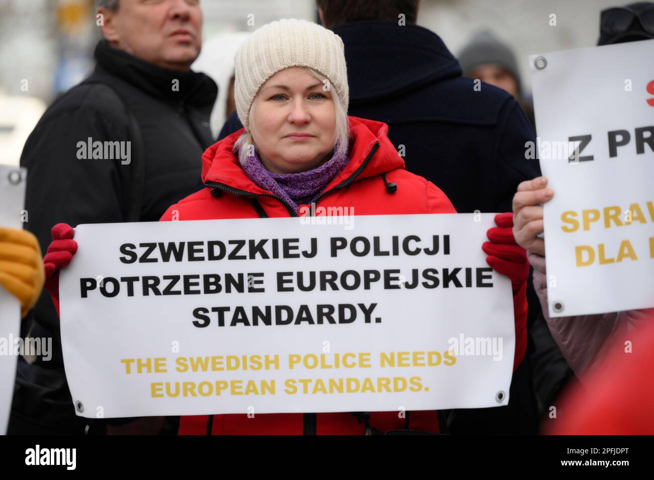 Famiglia e sostenitori si vedono radunare davanti all'ambasciata svedese a Varsavia, Polonia, il 17 marzo 2023. Mariusz Dworakowski, un polacco di 47 anni arrestato nel dicembre 2021 dalla polizia svedese, sta attualmente servendo il tempo in carcere in Svezia. I membri della famiglia dicono che Mariusz era nel posto sbagliato al momento sbagliato ed è stato costretto a rimanere sdraiato per strada a temperature fredde dopo aver subito abusi fisici da parte della polizia. La sua famiglia chiede un risarcimento finanziario per le lesioni permanenti subite durante l'arresto. Le autorità svedesi negano qualsiasi illecito commesso dalla polizia e dicono la volontà di Mariusz Foto Stock