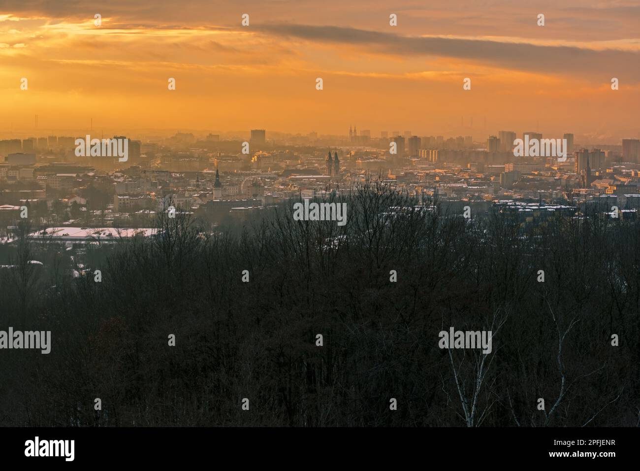 Centro di Ostrava al tramonto - la foto mostra il centro della città ceca di Ostrava durante il tramonto. Presa nel dicembre 2022. Foto Stock
