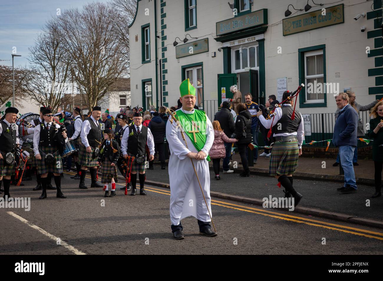 2023 Parata del giorno di San Patrizio a Warrington. Uomo vestito come San Patrizio guida la processione dal Club Irlandese Foto Stock
