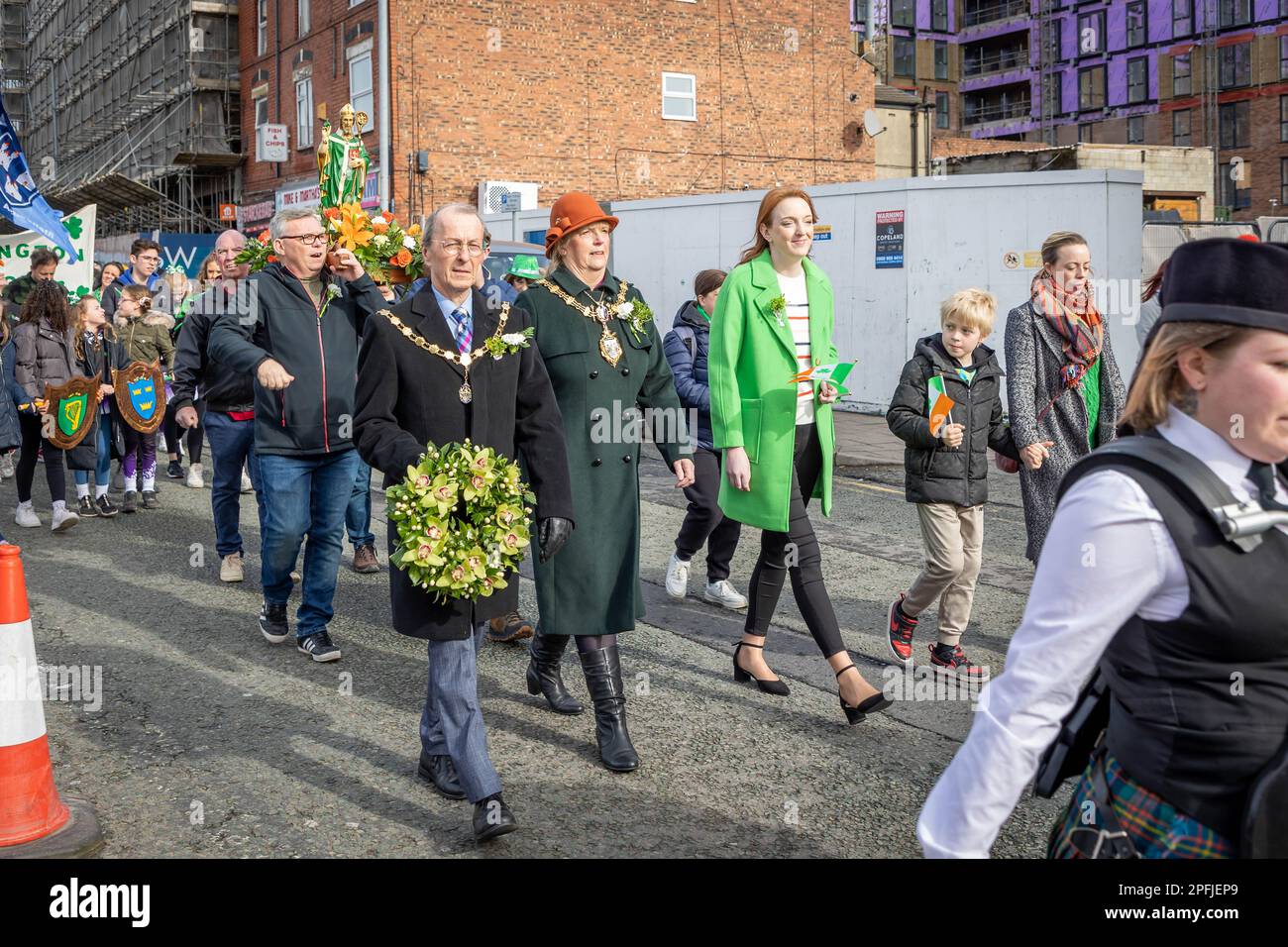 2023 Parata del giorno di San Patrizio a Warrington. Il sindaco Jean Flaherty e il deputato Charlotte Nichols Foto Stock