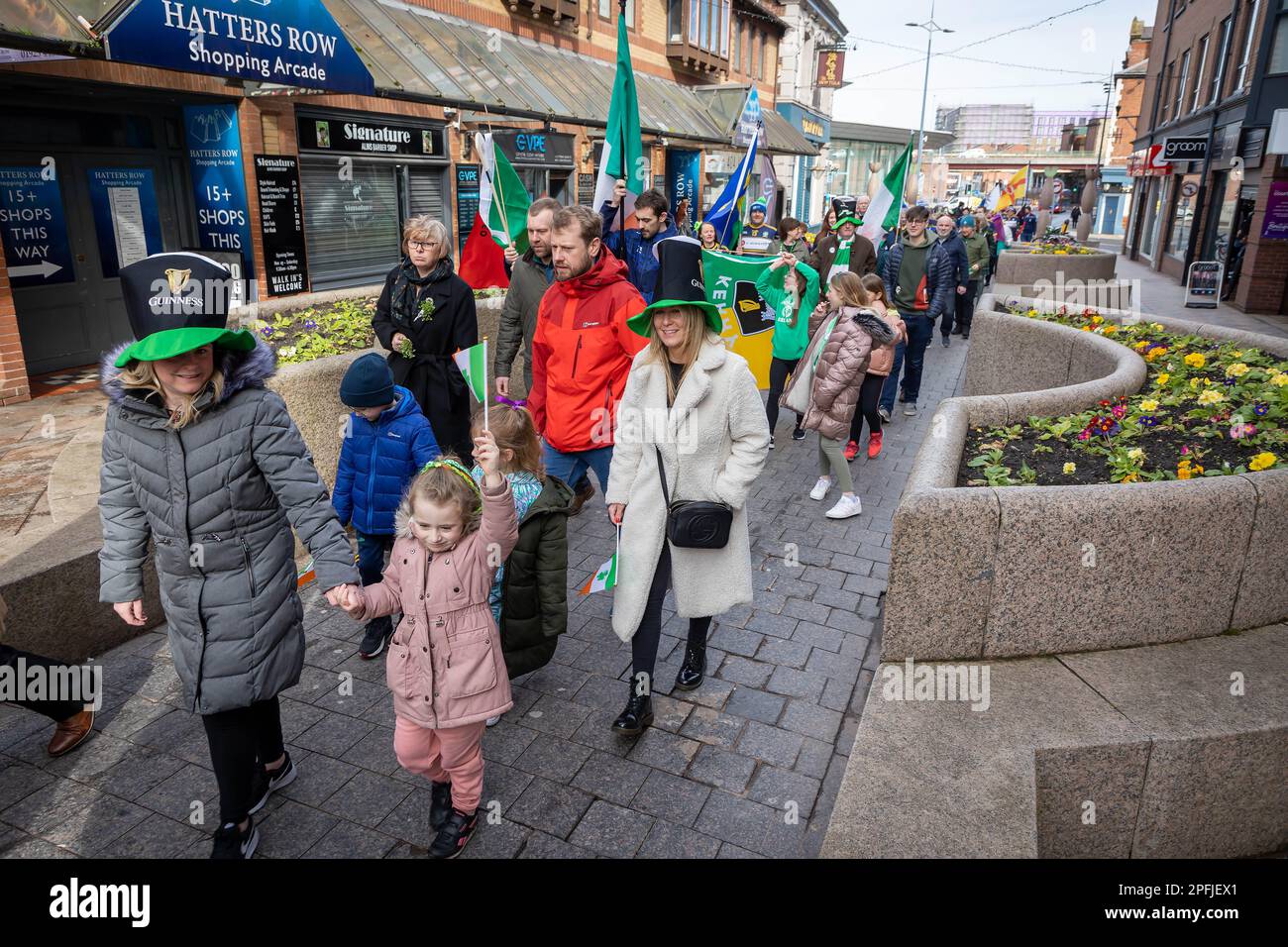 2023 Parata del giorno di San Patrizio a Warrington. Le famiglie si uniscono alla processione Foto Stock