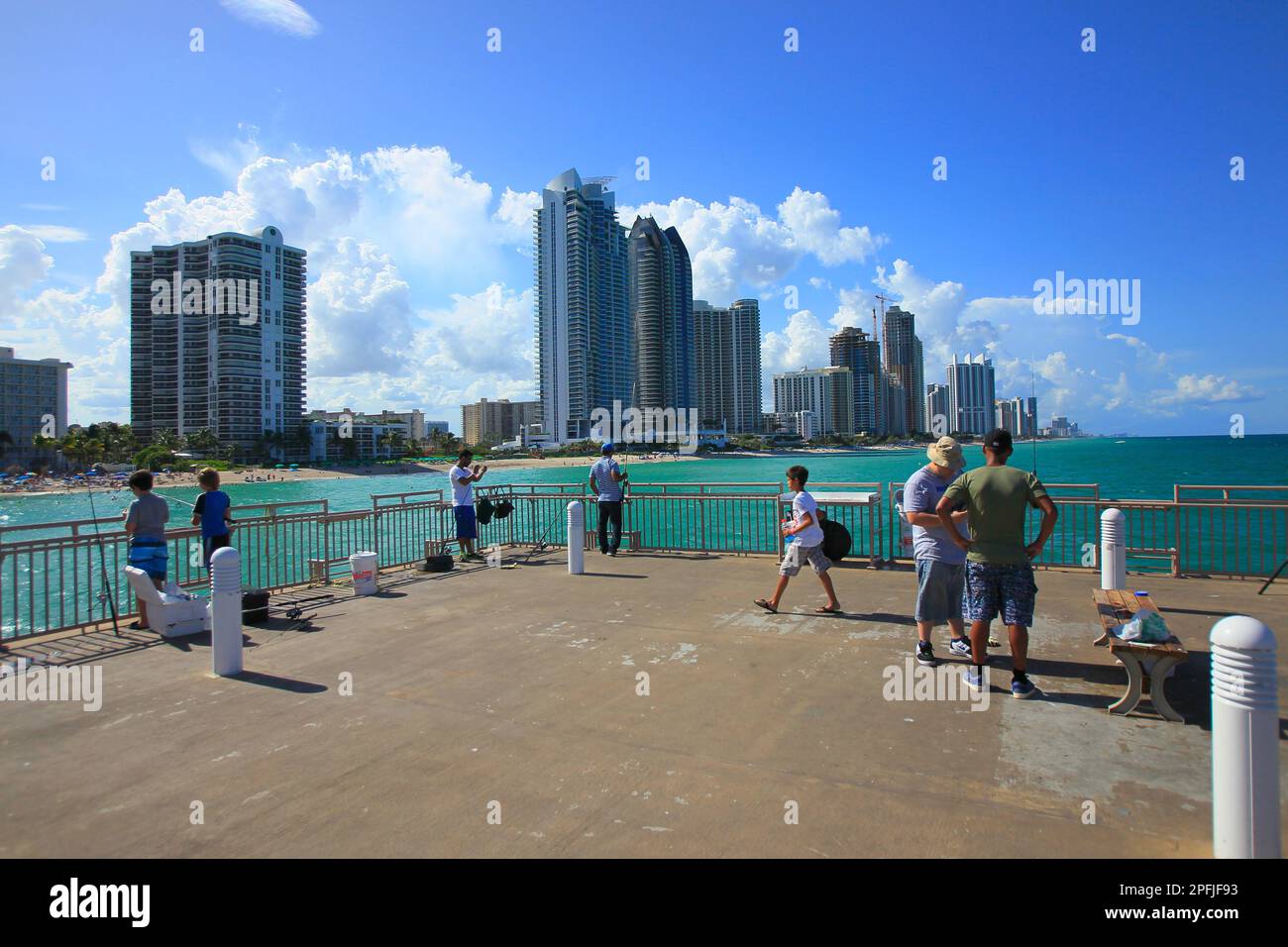 Sunny Isles, Miami Florida. I turisti sono visti nel molo di Sunny Isles. Foto di: José Bula Foto Stock