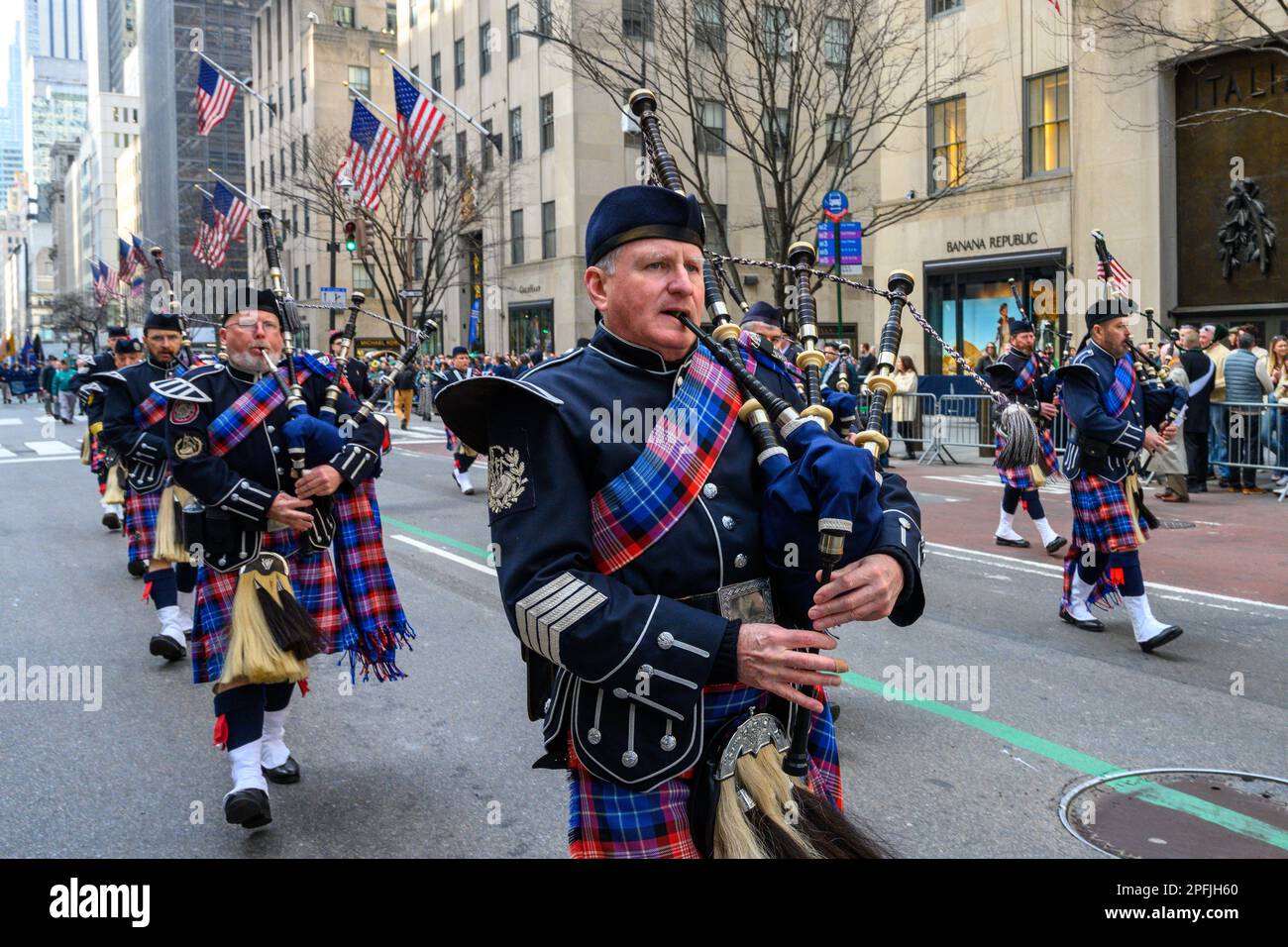 New York, Stati Uniti. 17th Mar, 2023. Una banda di bagnini partecipano al St. Parata del giorno di Patrick il 17 marzo 2023 a New York City. Circa 150.000 persone marciano attraverso la Fifth Avenue ogni anno nella più grande St Patrick's Day Parade, che si tiene ogni anno dal 1762 per celebrare il patrimonio irlandese. Credit: Enrique Shore/Alamy Live News Foto Stock