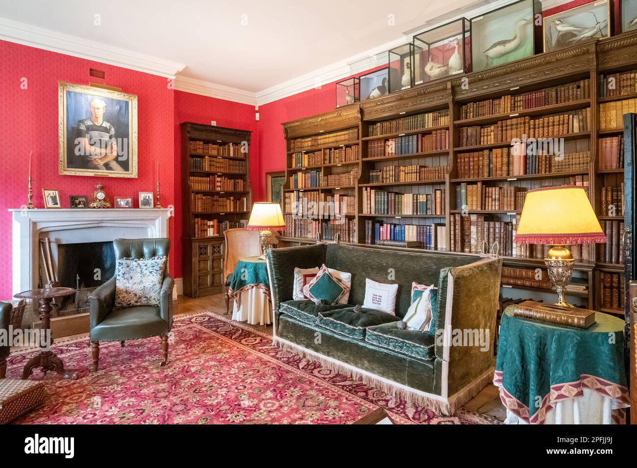 La biblioteca in Beaulieu Palace House, all'interno della casa signorile di Beaulieu, Hampshire, Inghilterra, Regno Unito Foto Stock La biblioteca in Beaulieu Palace House, all'interno della casa signorile di Beaulieu, Hampshire, Inghilterra, Regno Unito Foto Stock