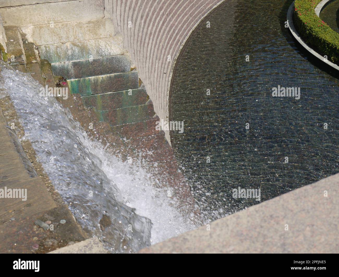 Cascate d'acqua su un muro di pietra a gradini nella piscina riflettente nel Getty Center Central Garden, agosto 2017 Foto Stock