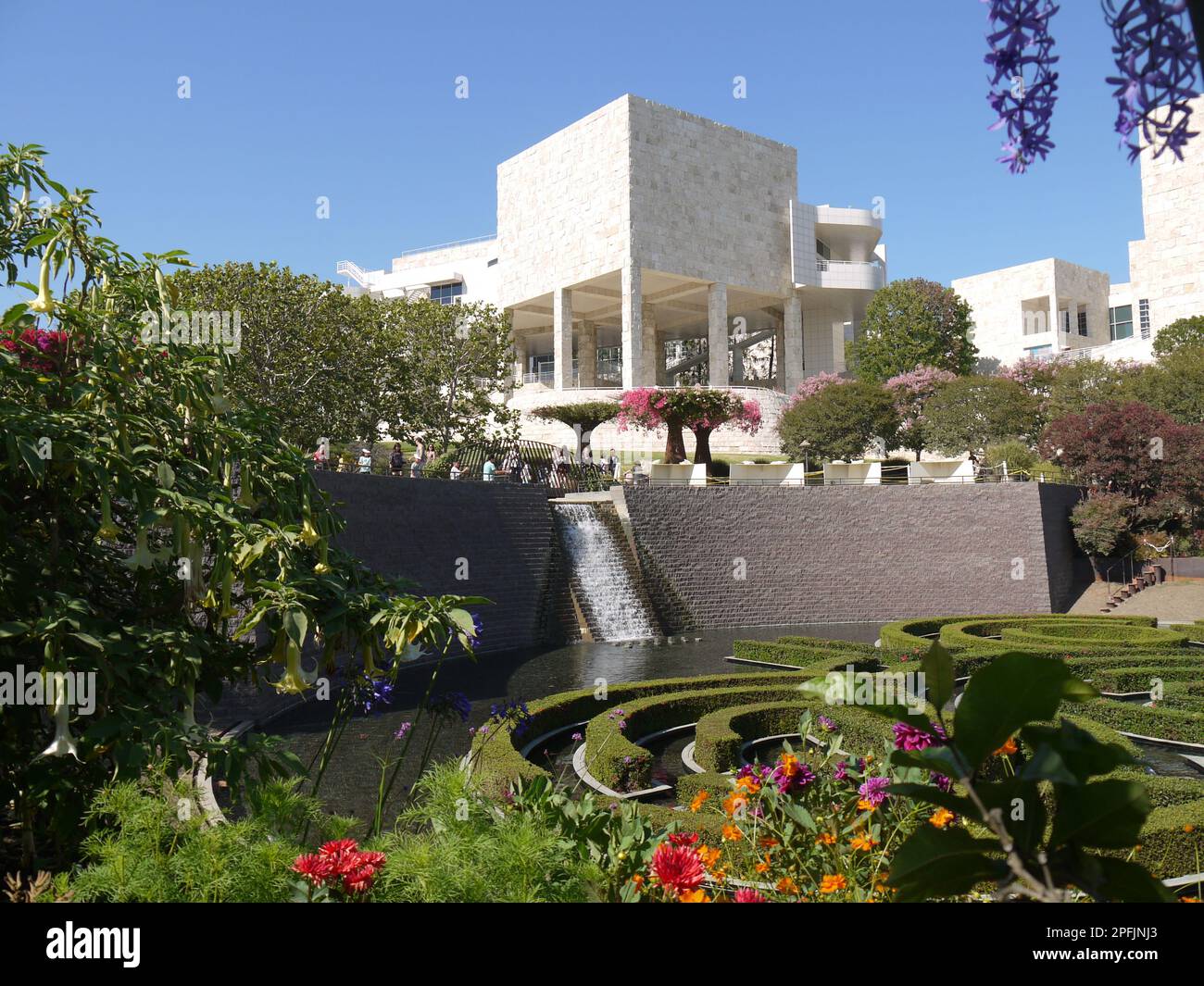 Getty Center Mostre Padiglione, cascata e labirinto di azalea incorniciato da fiori nel Giardino Centrale - Agosto 2017 Foto Stock