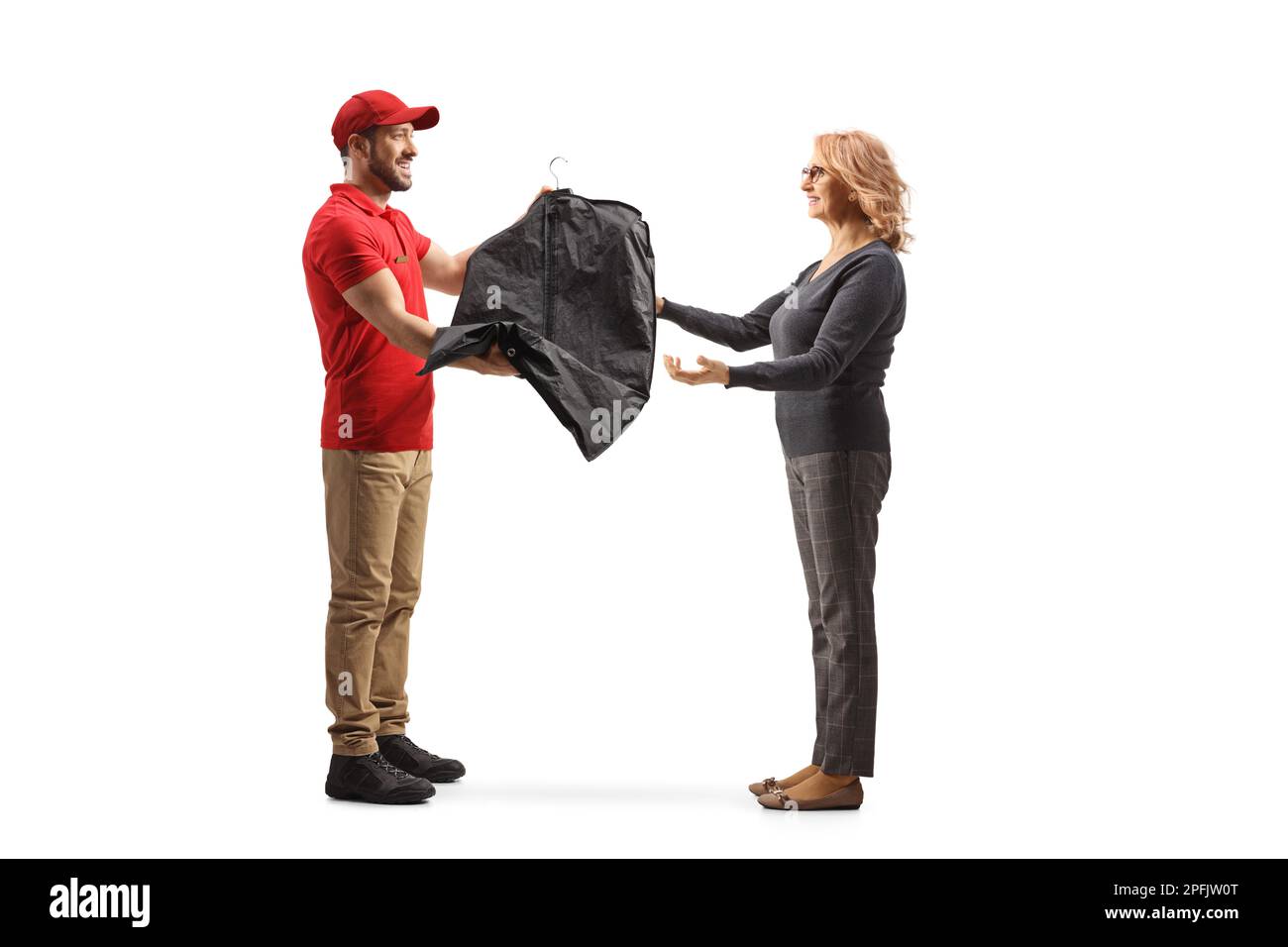 Uomo che consegna un abbigliamento di lavaggio a secco ad una donna isolata su uno sfondo bianco Foto Stock