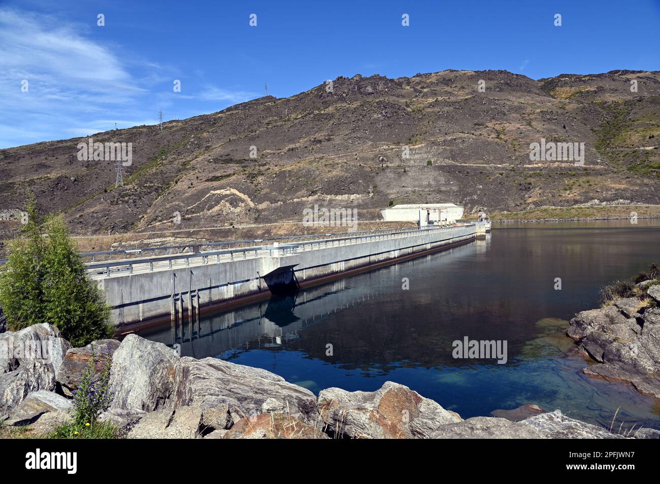 Diga di Clyde sul fiume Clutha, nel centro di Otago, Isola del Sud, Nuova Zelanda. È la più grande diga in cemento gravitazionale della Nuova Zelanda. Foto Stock