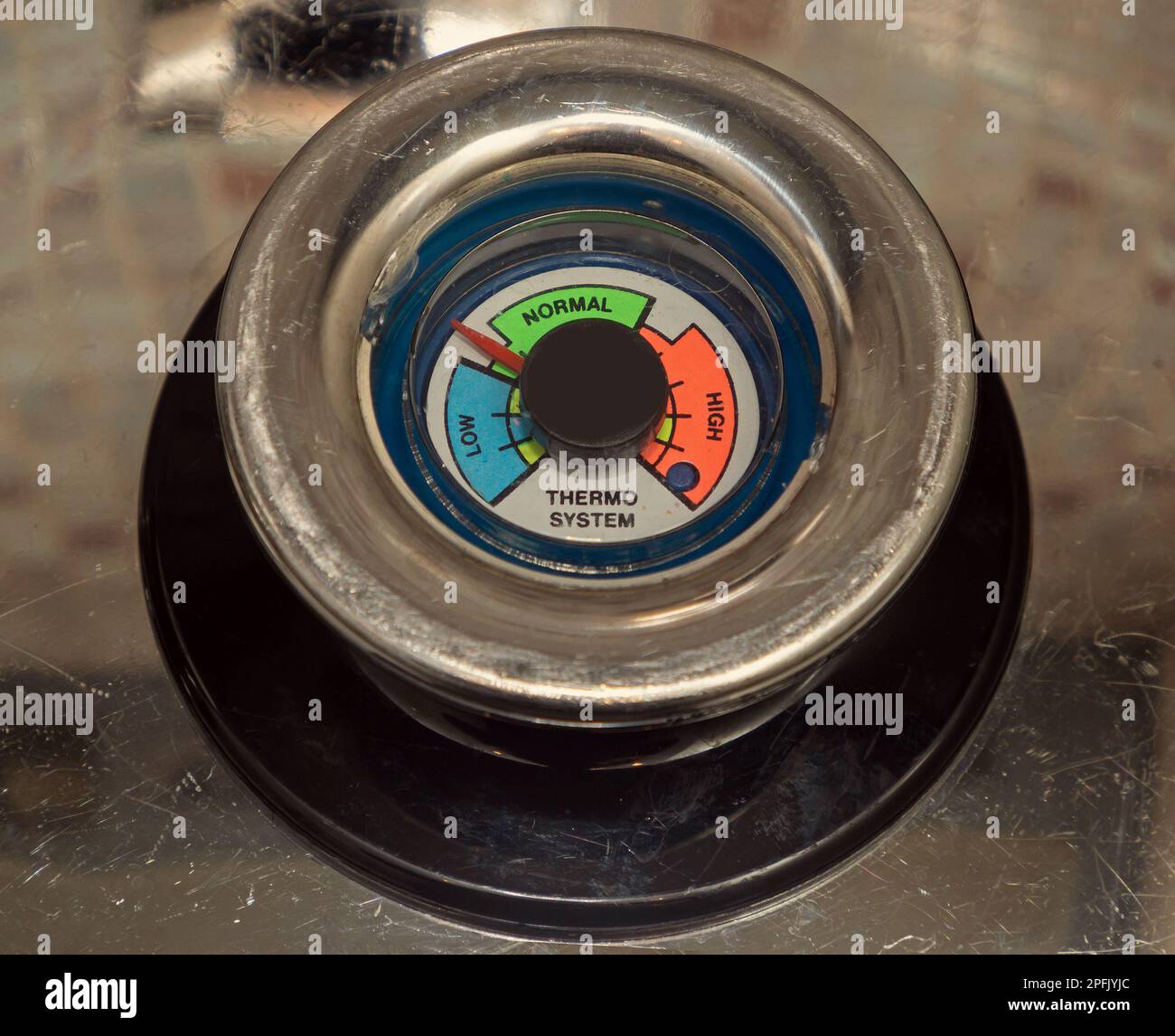 Coperchio contenitore in metallo argento con indicatore strumento di misurazione della pressione all'interno dell'impugnatura Foto Stock