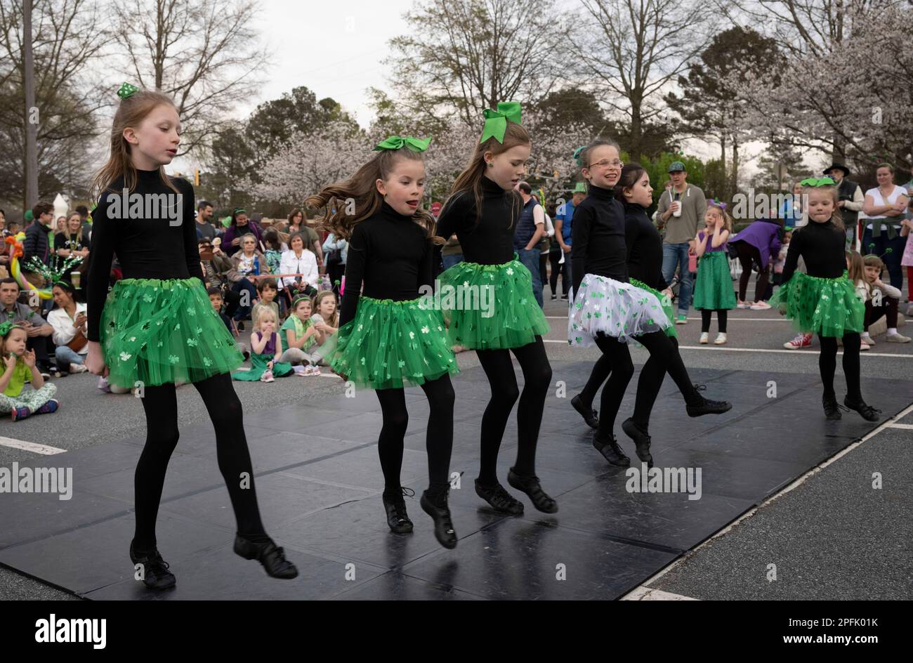 Marietta, Georgia, Stati Uniti. 16th Mar, 2023. Gli studenti della Drake School of Irish Dance eseguono tradizionali step dance per la folla in un ristorante all'aperto di St Festa del giorno di Patrizio a nord di Atlanta. (Credit Image: © Robin Rayne/ZUMA Press Wire) SOLO PER USO EDITORIALE! Non per USO commerciale! Foto Stock