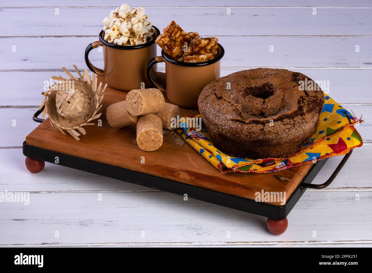 vassoio di legno con torta, popcorn e dolci di festa junina. Foto Stock