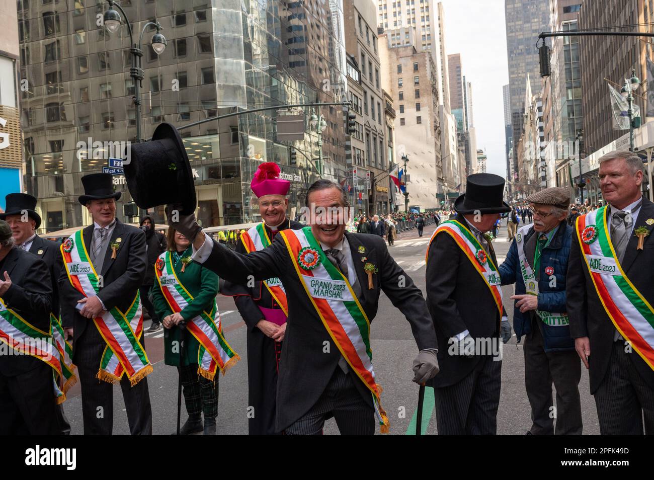 New York, Stati Uniti. 17th Mar, 2023. Il Gran Maresciallo della parata, James Conway, e i suoi associati marciano a New York City's St. Parata del giorno di Patrick il 17 marzo 2023 a New York, NY St. Il giorno di Patrizio segna la data in cui il santo patrono d'Irlanda morì, commemora l'arrivo del cristianesimo in Irlanda, ed è una celebrazione della cultura e del patrimonio irlandese. (Foto di Matthew Rodier/Sipa USA) Credit: Sipa USA/Alamy Live News Foto Stock