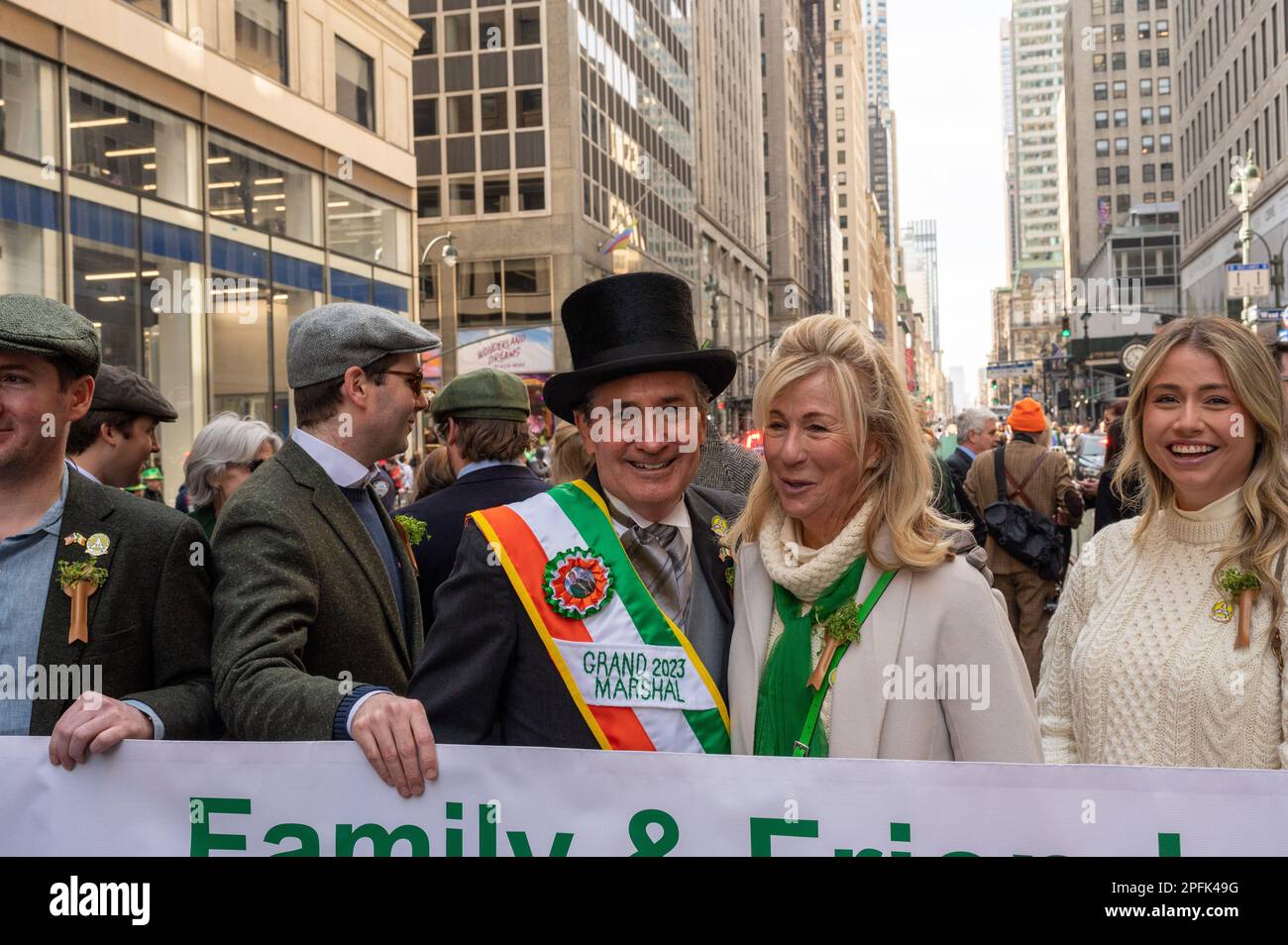 New York, Stati Uniti. 17th Mar, 2023. Il Gran Maresciallo della parata, James Conway, e i suoi sostenitori marciano a New York City's St. Parata del giorno di Patrick il 17 marzo 2023 a New York, NY St. Il giorno di Patrizio segna la data in cui il santo patrono d'Irlanda morì, commemora l'arrivo del cristianesimo in Irlanda, ed è una celebrazione della cultura e del patrimonio irlandese. (Foto di Matthew Rodier/Sipa USA) Credit: Sipa USA/Alamy Live News Foto Stock