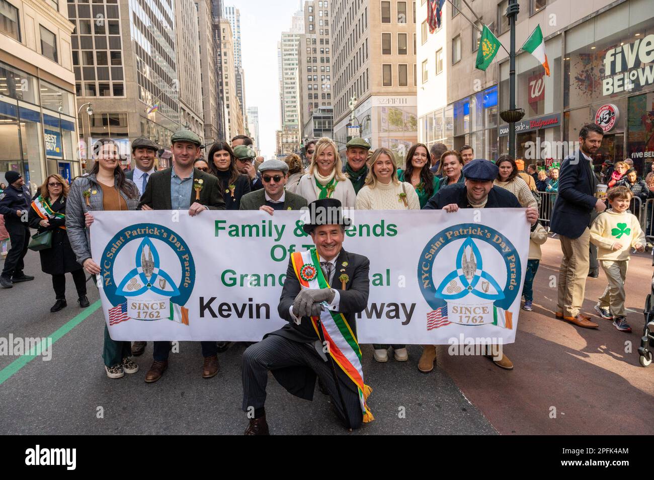 New York, Stati Uniti. 17th Mar, 2023. Il Gran Maresciallo della parata, James Conway, e i suoi associati marciano a New York City's St. Parata del giorno di Patrick il 17 marzo 2023 a New York, NY St. Il giorno di Patrizio segna la data in cui il santo patrono d'Irlanda morì, commemora l'arrivo del cristianesimo in Irlanda, ed è una celebrazione della cultura e del patrimonio irlandese. (Foto di Matthew Rodier/Sipa USA) Credit: Sipa USA/Alamy Live News Foto Stock