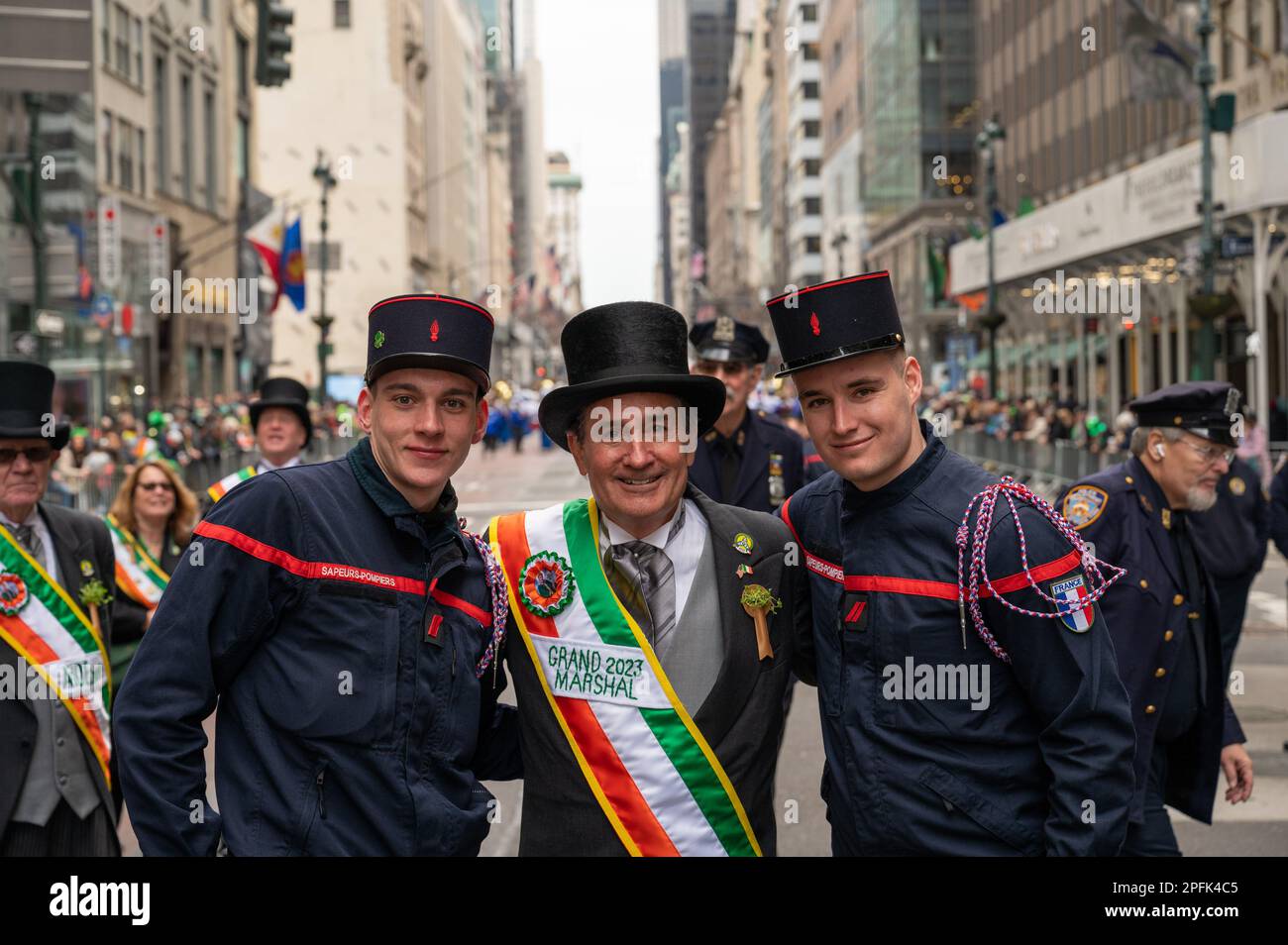 New York, Stati Uniti. 17th Mar, 2023. Il Gran Maresciallo della parata, James Conway, e i suoi associati marciano a New York City's St. Parata del giorno di Patrick il 17 marzo 2023 a New York, NY St. Il giorno di Patrizio segna la data in cui il santo patrono d'Irlanda morì, commemora l'arrivo del cristianesimo in Irlanda, ed è una celebrazione della cultura e del patrimonio irlandese. (Foto di Matthew Rodier/Sipa USA) Credit: Sipa USA/Alamy Live News Foto Stock