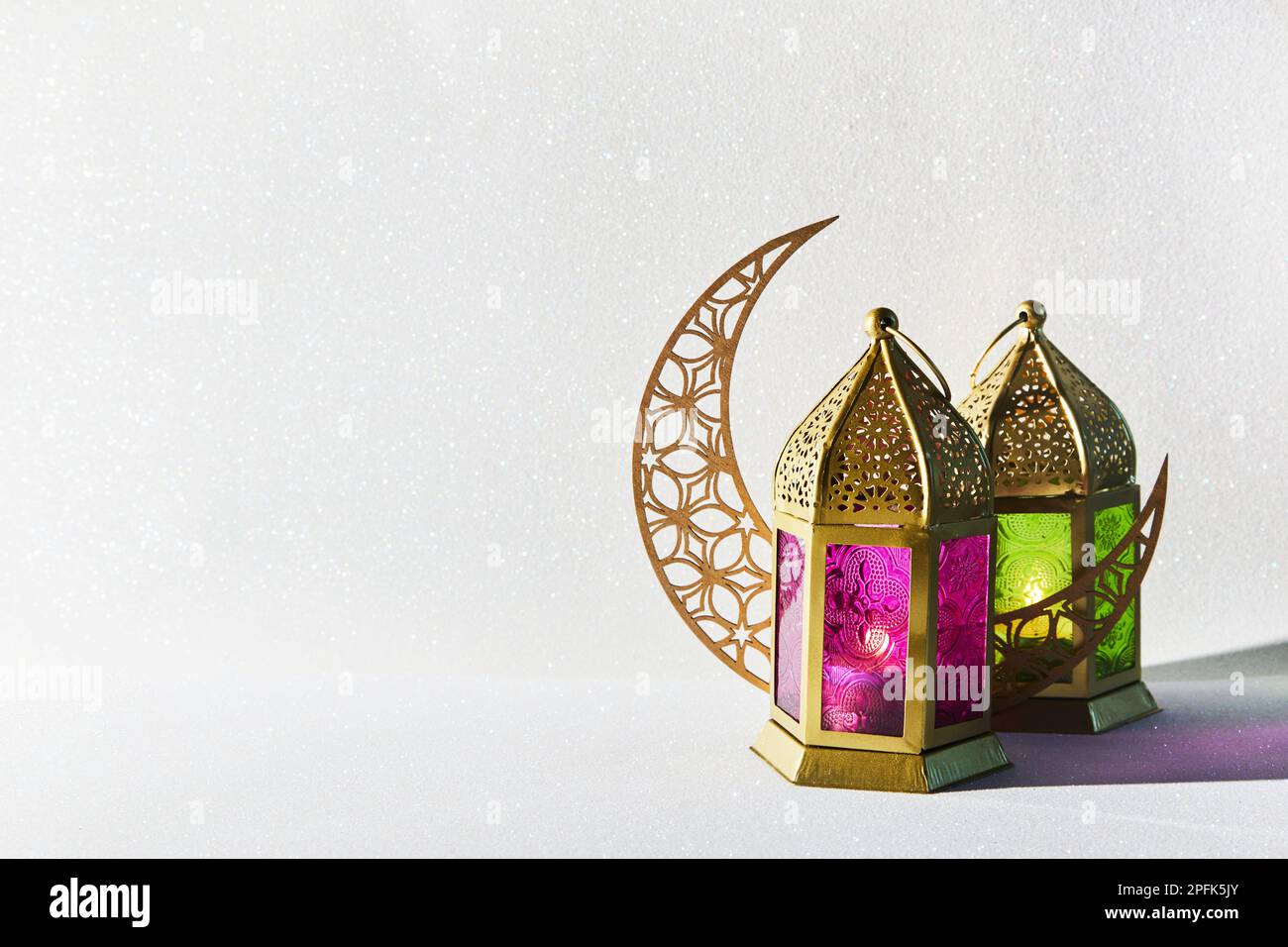 Mese Santo musulmano Ramadan Kareem - Lanterna araba ornamentale con candela bruciante. Foto Stock