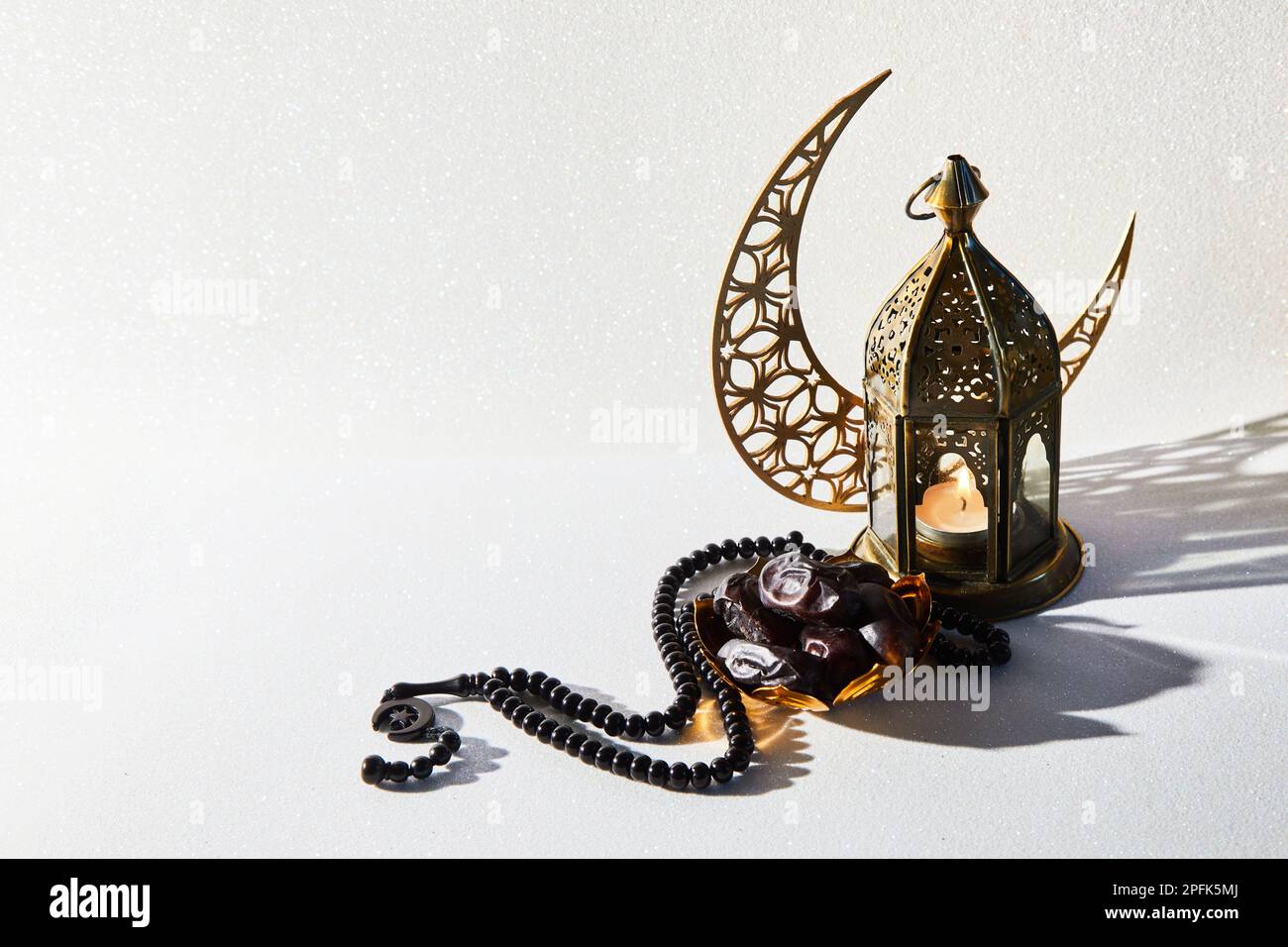 Mese Santo musulmano Ramadan Kareem - Lanterna araba ornamentale con candela bruciante. Foto Stock